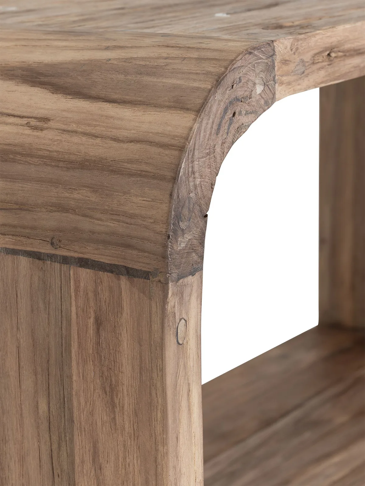 Detailaufnahme der gebogenen Ecke des Bücherregals Corso, mit sichtbarer Holzstruktur und Verbindungen - MUST Living