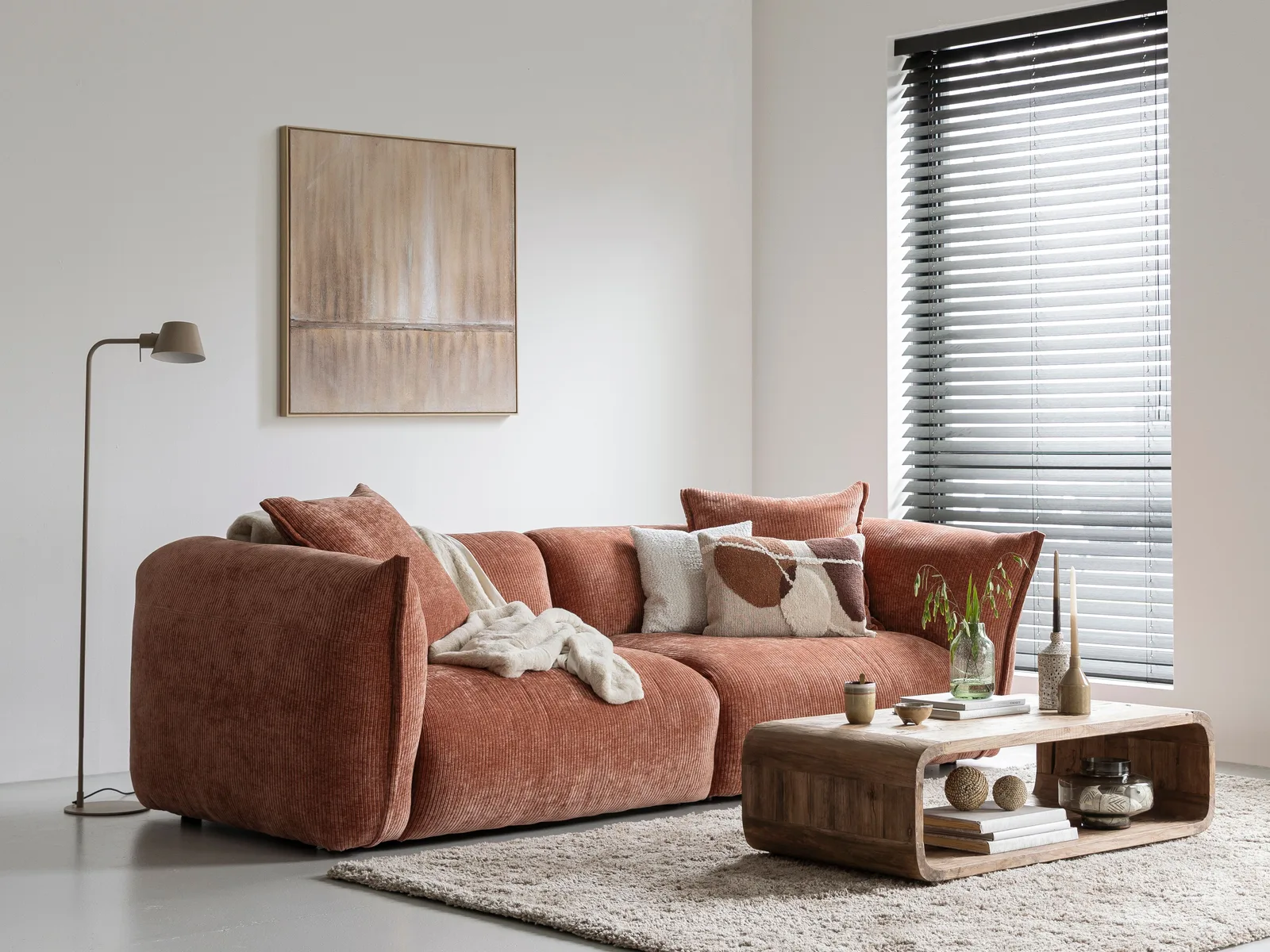Couchtisch Corso 2 in einem stimmungsvollen Wohnzimmer mit Sofa und Teppich, aus niedriger Perspektive - MUST Living