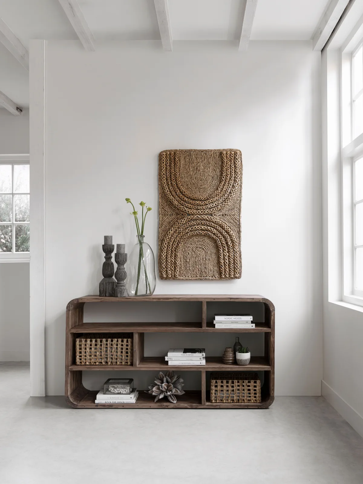 Sideboard Corso in einem hellen Wohnzimmer mit Dekoration und einem Wandbehang aus Korbgeflecht - MUST Living