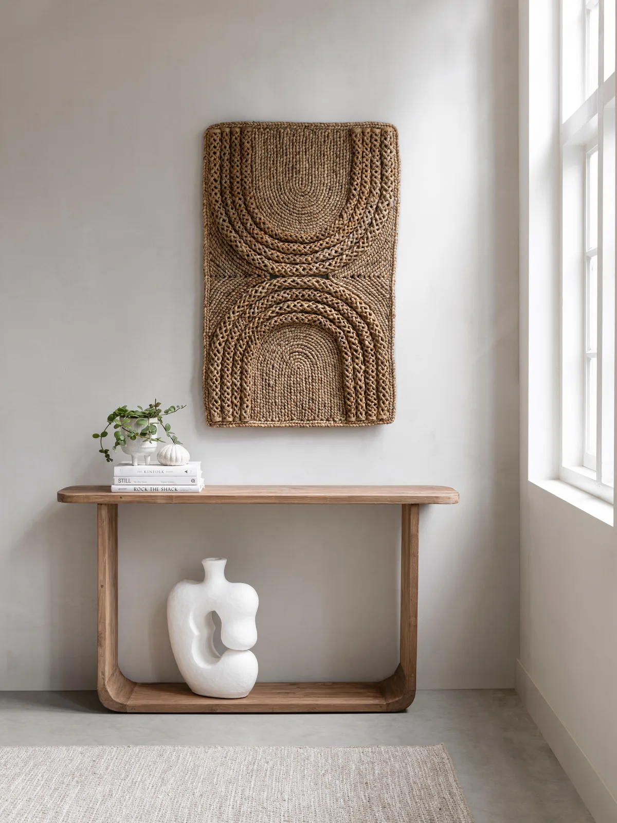 Beistelltisch Vico in einem hellen Wohnzimmer mit einem geflochtenen Wandbehang und Dekoration - MUST Living