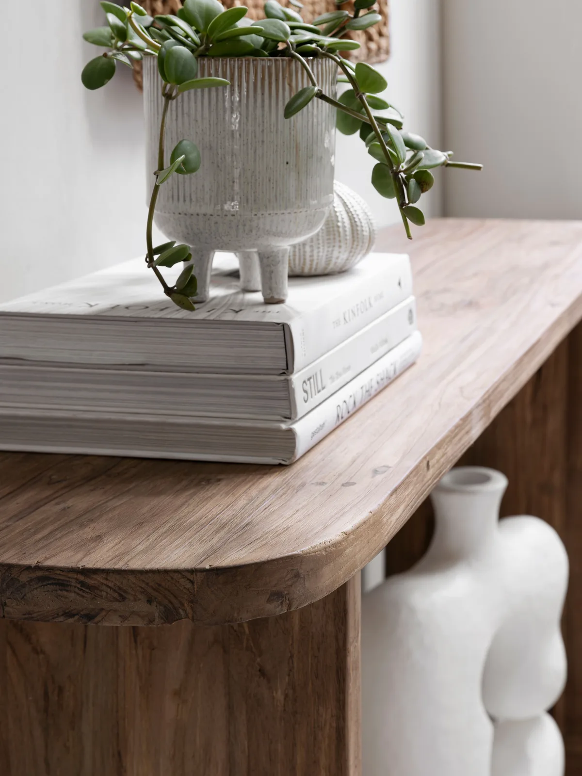 Beistelltisch Vico mit Pflanze und Büchern darauf, aus der Nähe fotografiert - MUST Living