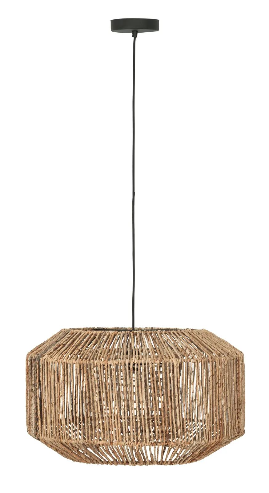 Hanglamp Soller met een geweven rieten kap in een studio-opstelling op een witte achtergrond - MUST Living