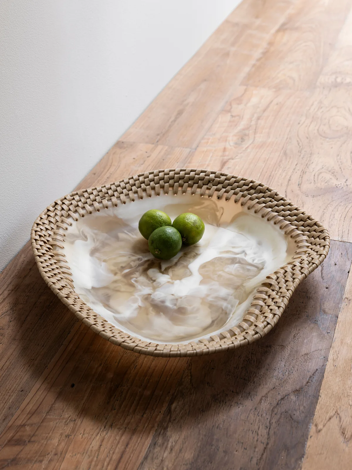 Tablett Bowl Da Vinci mit drei Limetten, schräg von oben auf einem Holztisch fotografiert - MUST Living