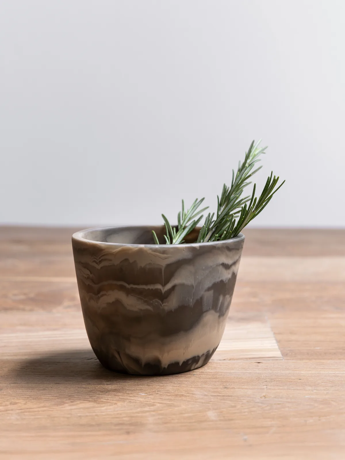Dienblad Bowl Donatello 2 met rozemarijn takjes erin, staand op een houten ondergrond - MUST Living