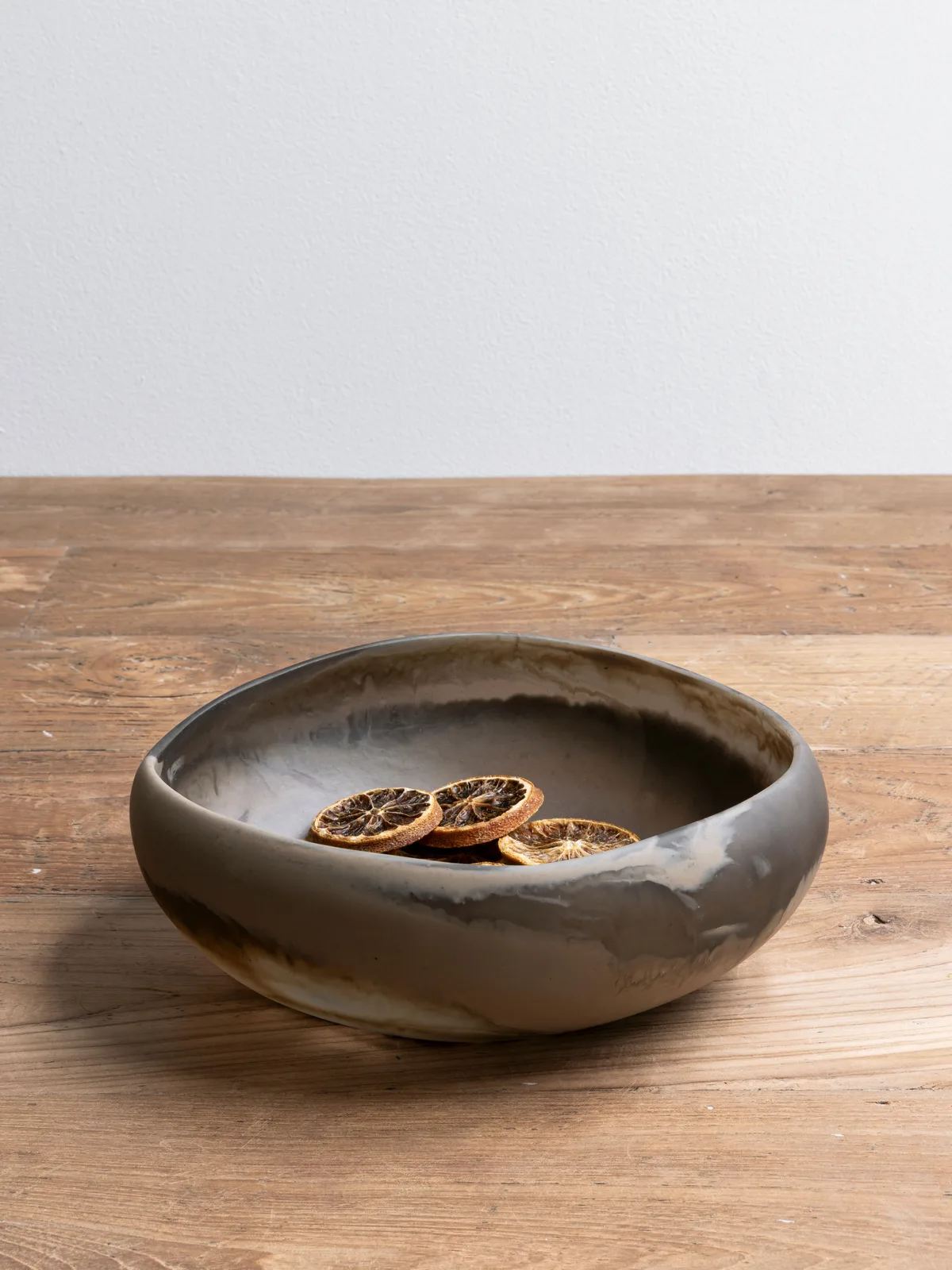Serviertablett Bowl Rafael klein 2 mit getrockneten Orangenscheiben auf einem Holzboden - MUST Living