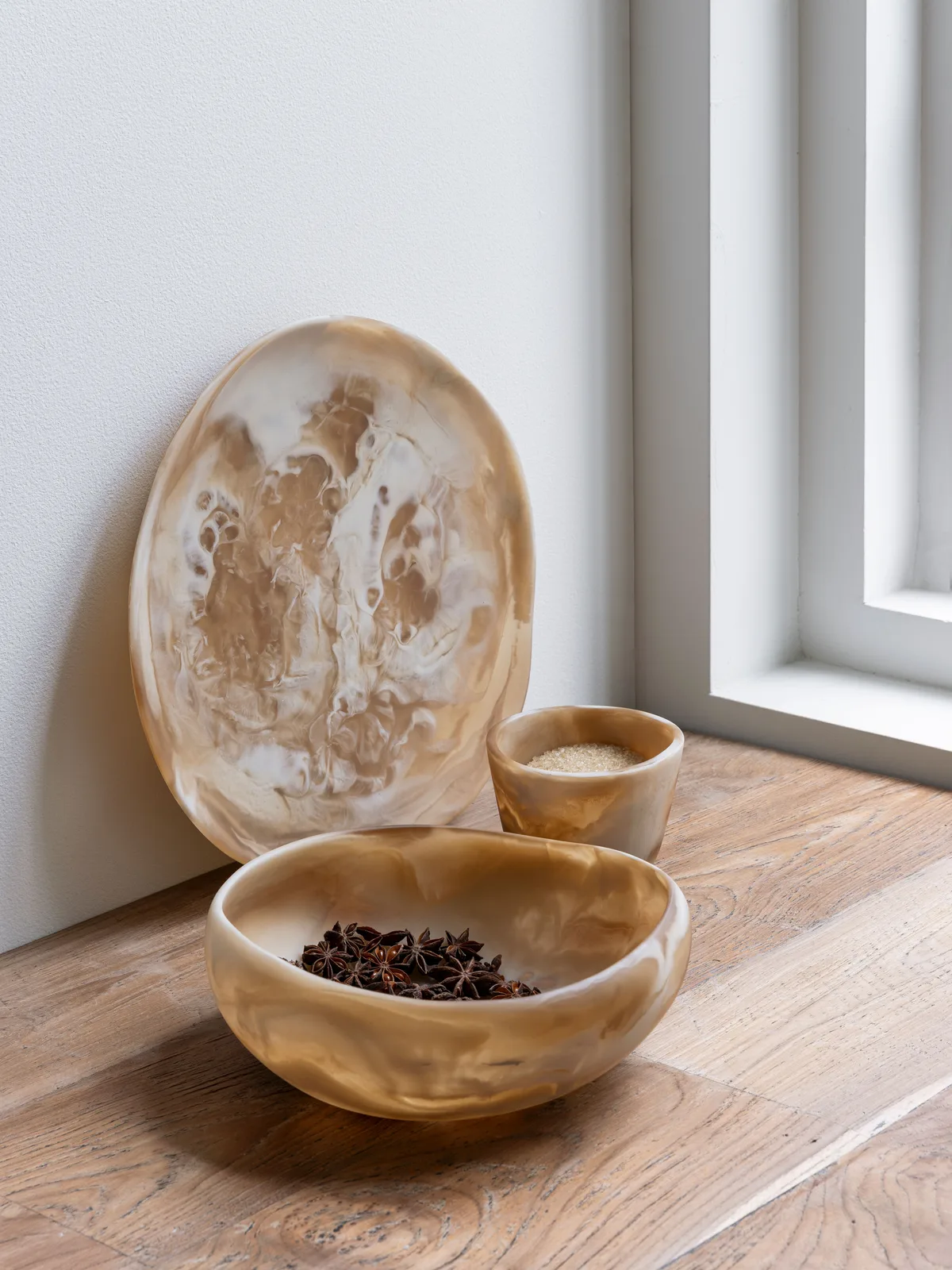 Serviertablett Tray Michelangelo mit zwei passenden Schalen auf einem Holzboden, an einer weißen Wand und einem Fenster - MUST Living