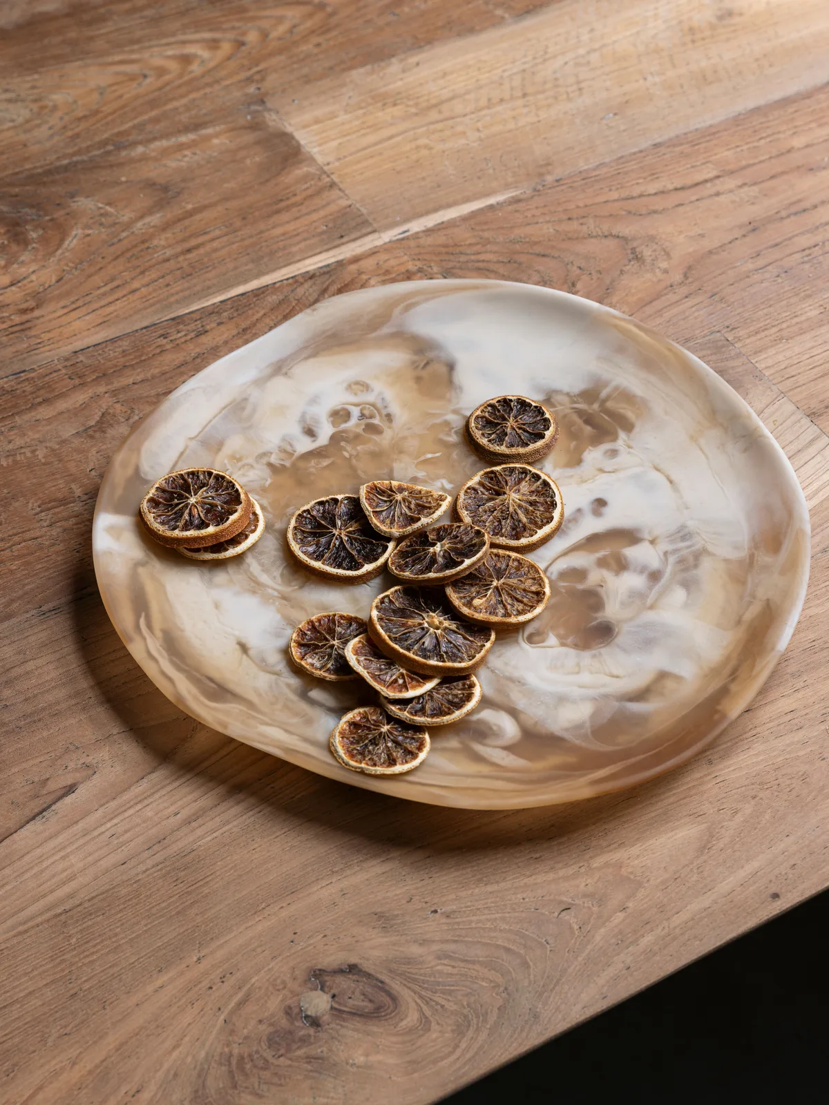Serviertablett Tray Michelangelo mit getrockneten Zitronenscheiben auf einem Holztisch, aus der Vogelperspektive fotografiert - MUST Living