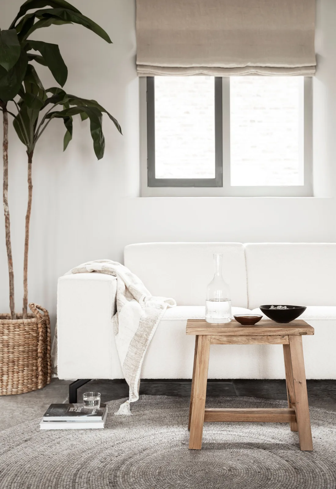 Hocker Easy rechteckig in einem minimalistischen Wohnzimmer mit weißem Sofa, Pflanze und Teppich - MUST Living