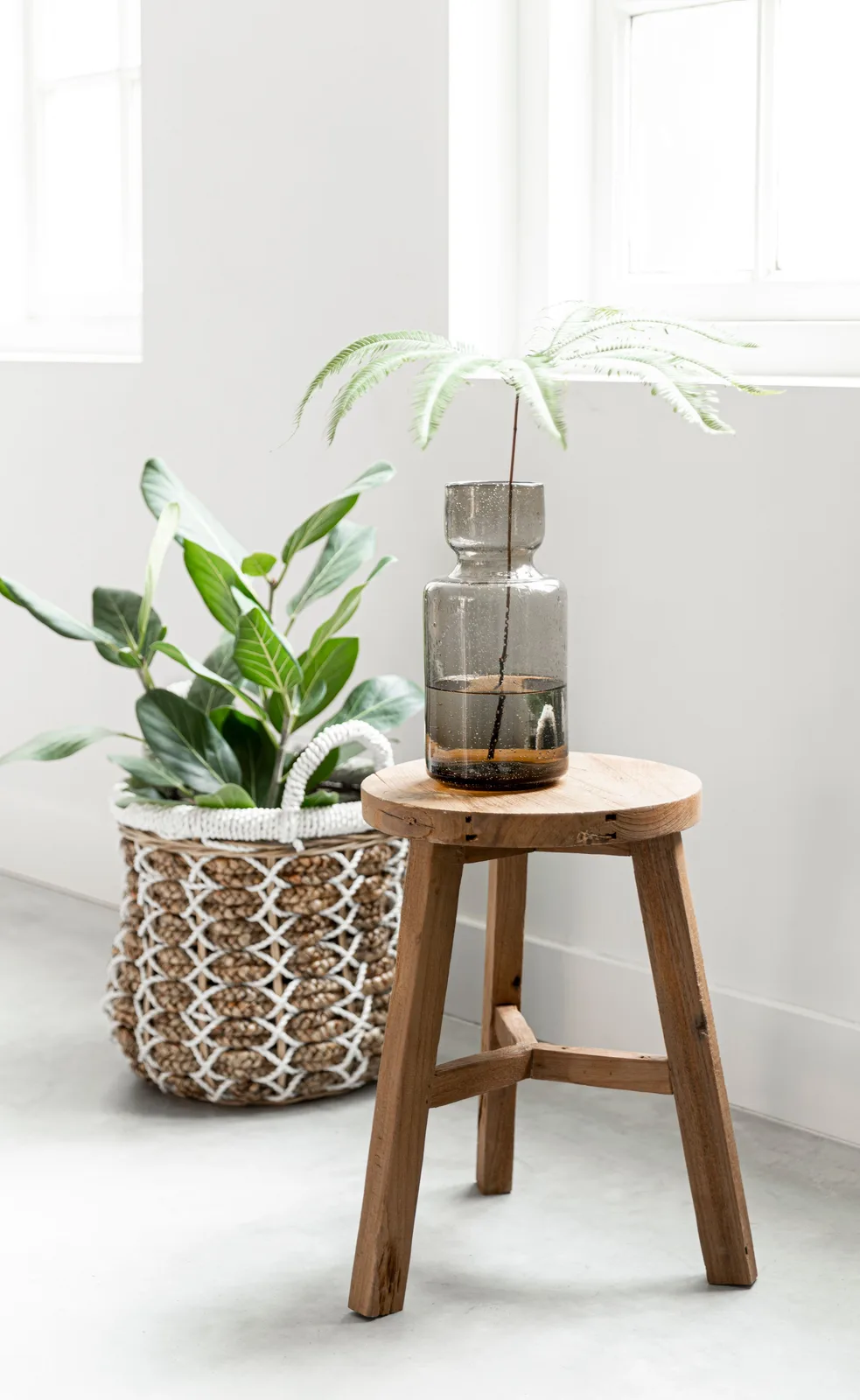 Hocker Easy rechteckig mit einer Vase und einer Pflanze in einem Korb in einem hellen Studio - MUST Living