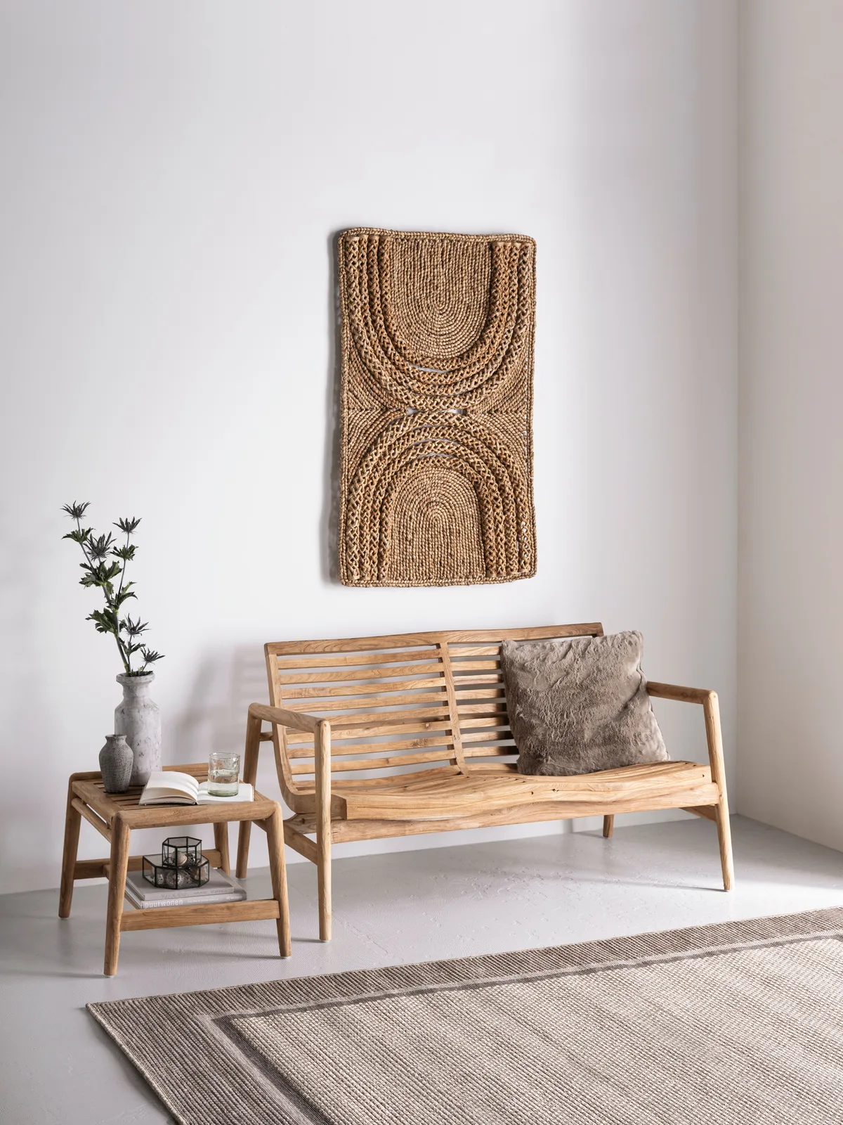 Gartenbank Ray 2-Sitzer in einem hellen Raum mit Beistelltisch, Teppich und Wanddekoration - MUST Living