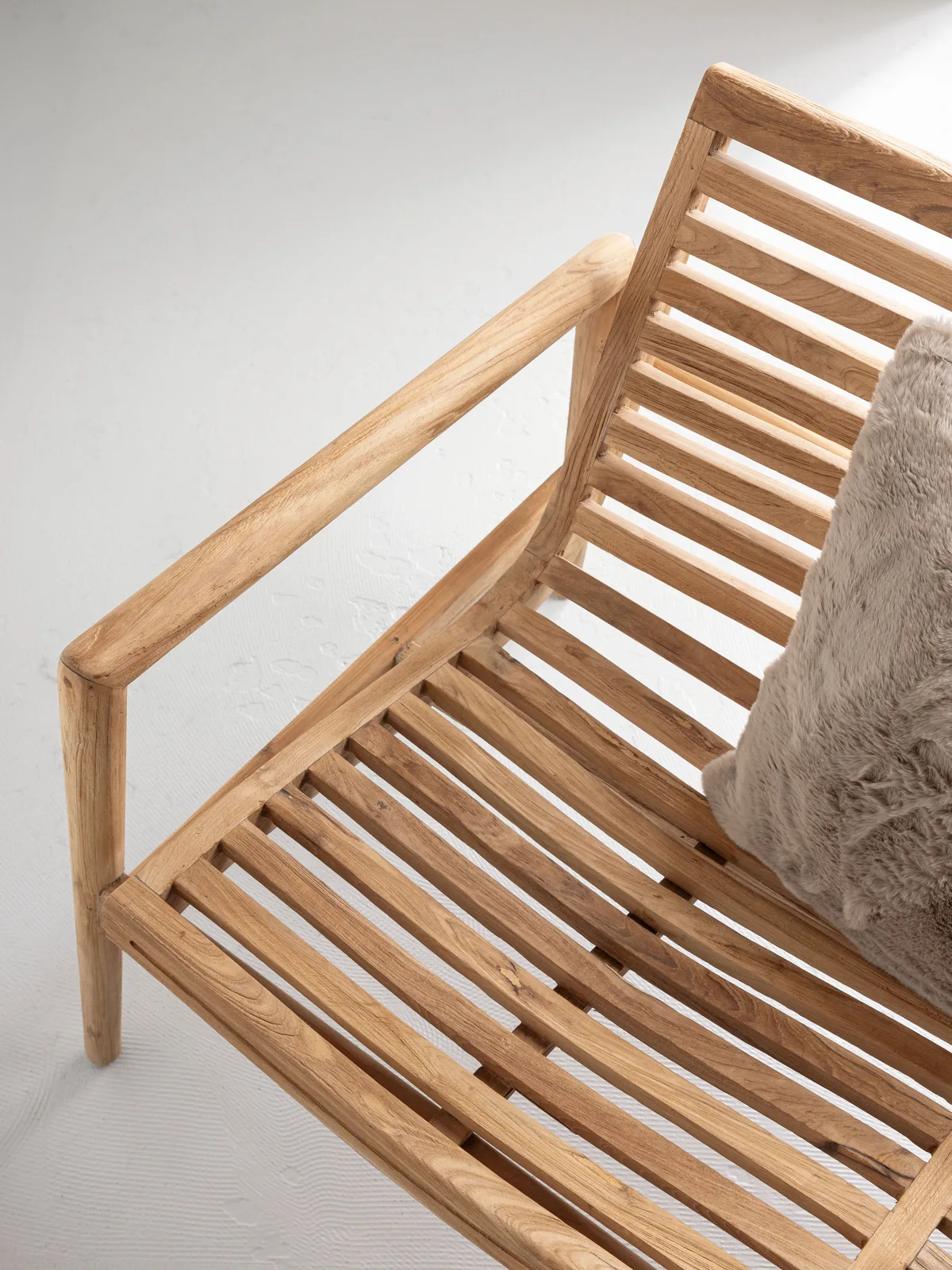 Nahaufnahme der Holzlatten und Armlehne der Gartenbank Ray 2-Sitzer, mit einem Kissen - MUST Living