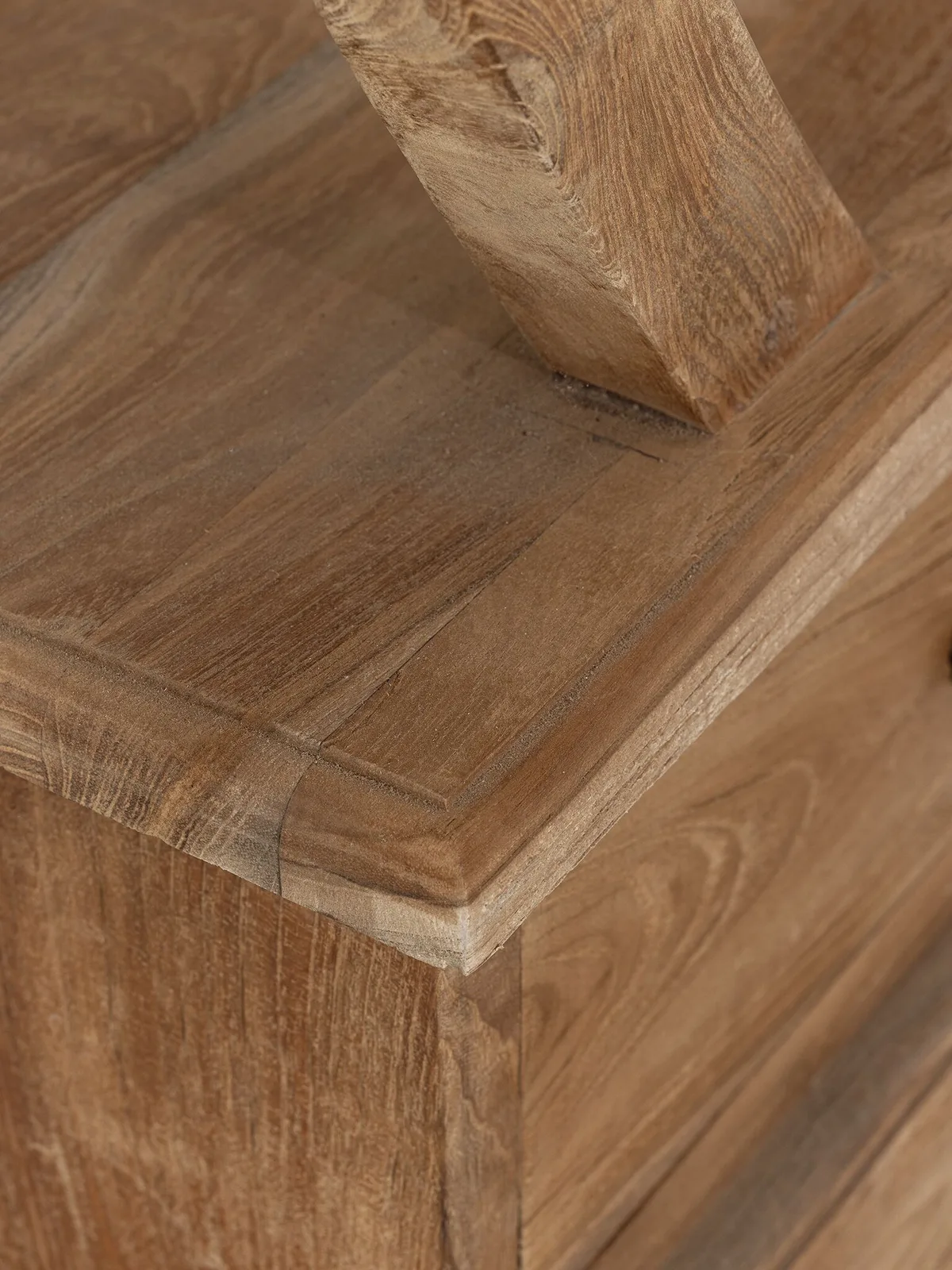 Detailaufnahme des Bücherregals Drop aus Holz, mit Fokus auf die Verbindungen und Holzmaserung - MUST Living