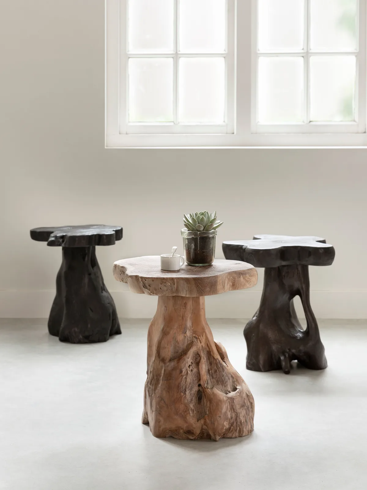 Drei Beistelltische Mushroom in einem hellen Studio, mit einer Pflanze und Tasse auf dem vorderen Tisch - MUST Living