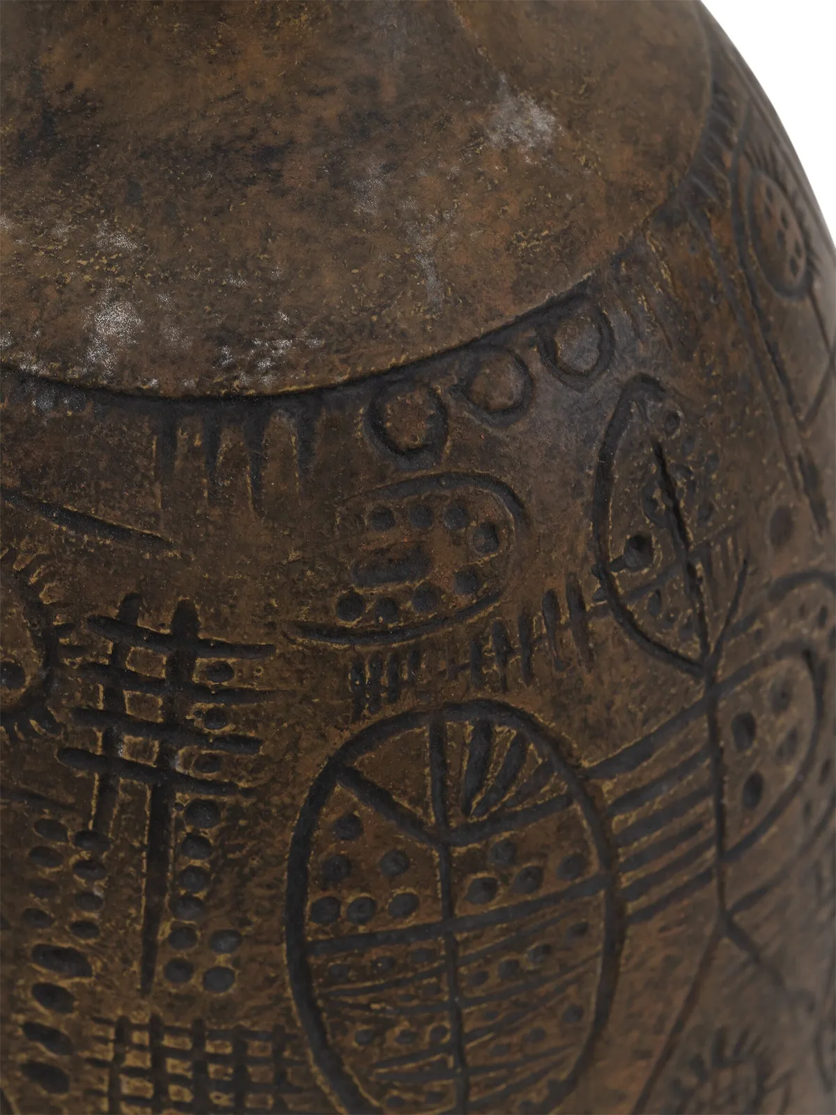 Nahaufnahme der Vase Faro mit detaillierten, eingeschnitzten Mustern und Textur - MUST Living