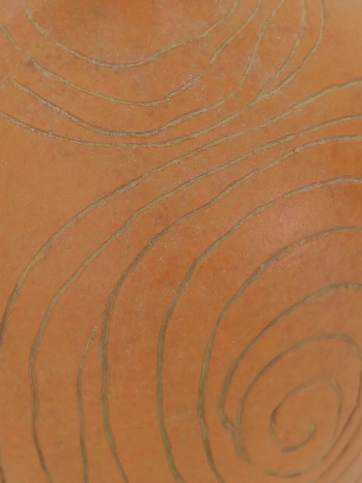 Detail der Vase Lisbon mit einem abstrakten, wellenförmigen Muster in einem warmen Orangeton - MUST Living