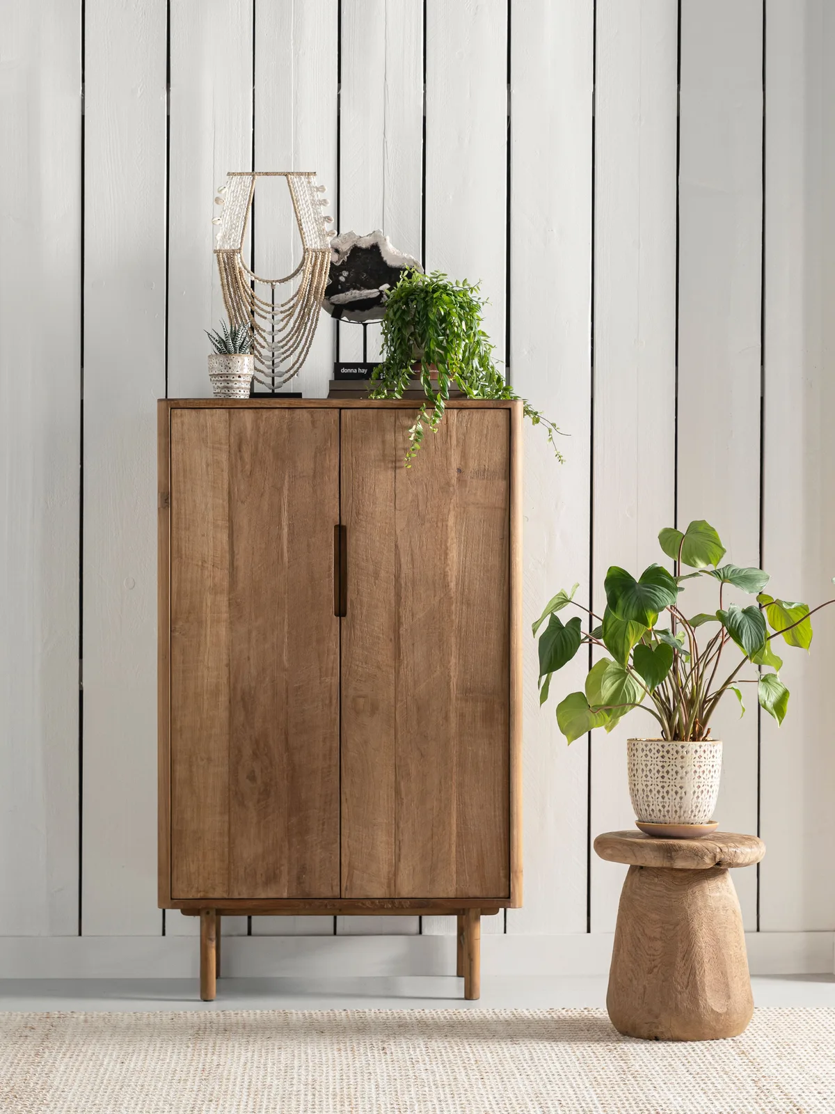 Beistelltisch Bromo mit Pflanze darauf, neben einem Holzschrank in einem hellen Wohnzimmer - MUST Living