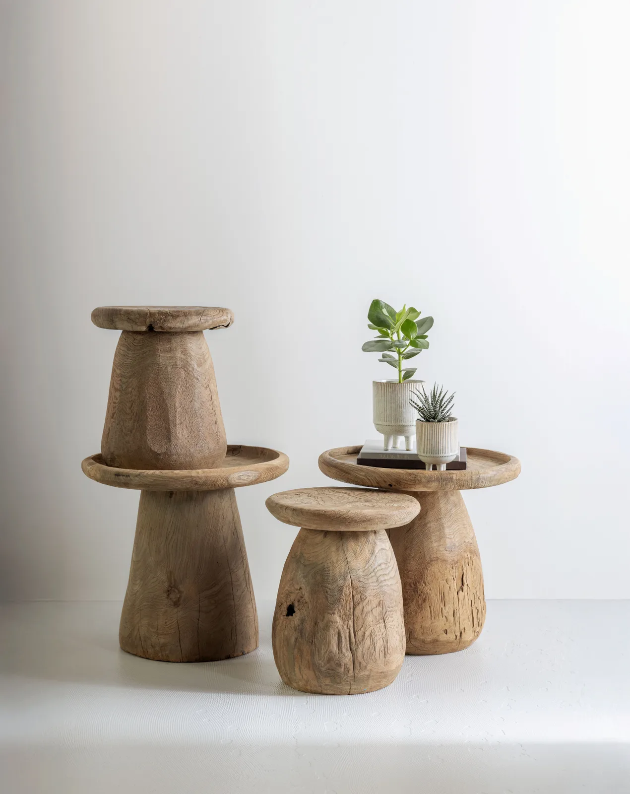 Beistelltisch Tambora Set aus drei Holztischen mit Pflanzen in einem Studio - MUST Living