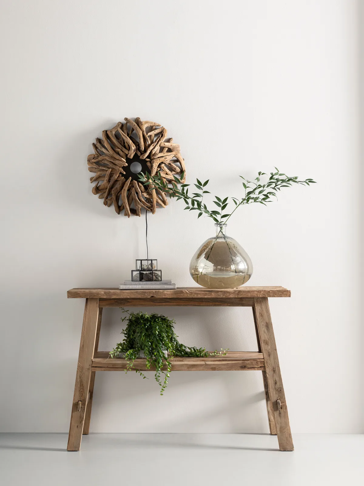 Beistelltisch Semeru in einem hellen Studio mit einer Vase mit Zweigen und einer Pflanze auf dem unteren Regal - MUST Living