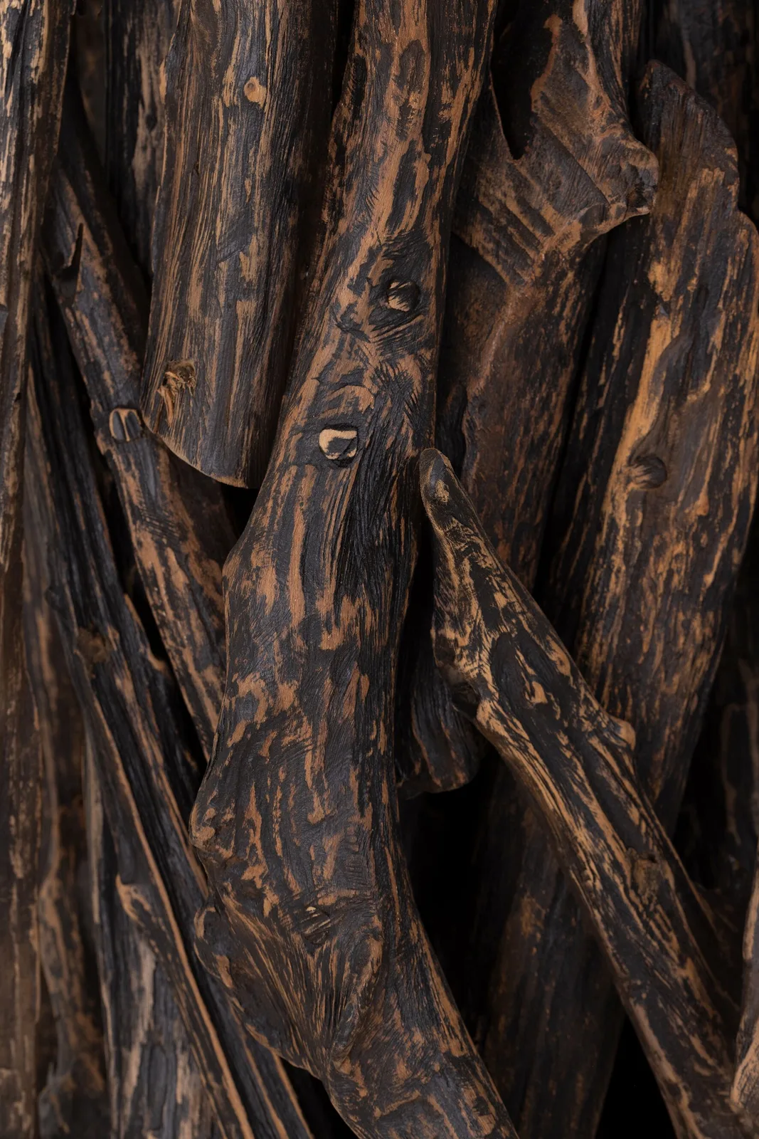 Detailaufnahme der Holzstämme und Äste der Stehleuchte Spot, mit Textur und Maserung - MUST Living