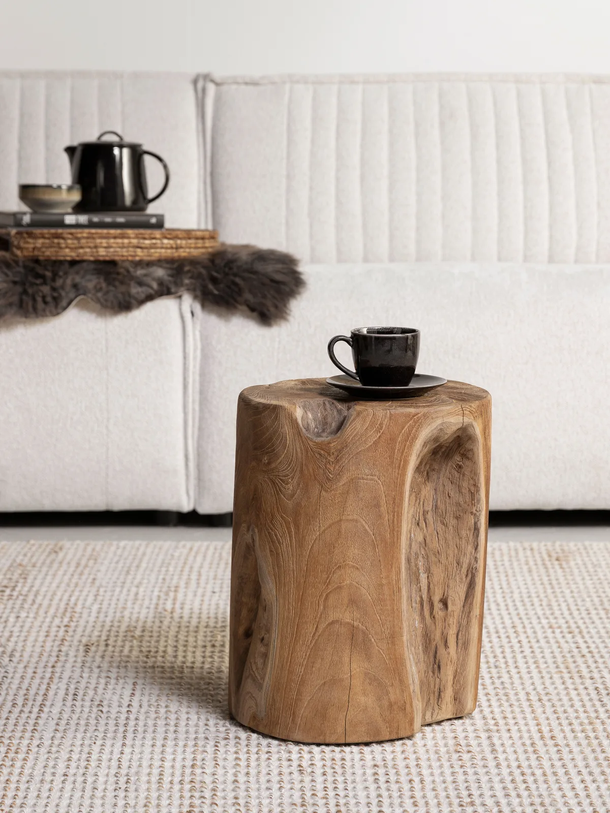 Beistelltisch Bob mit einer Kaffeetasse darauf, stehend auf einem hellen Teppich in einem Wohnzimmer - MUST Living