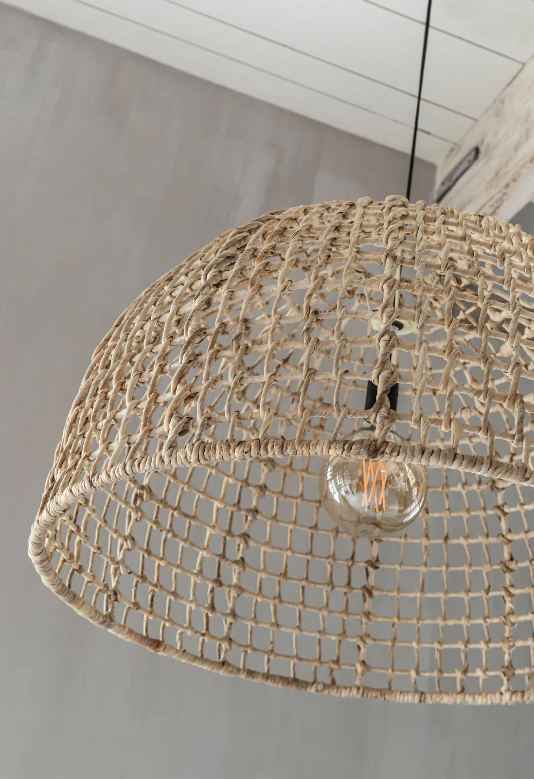 Close-up van de Hanglamp La Savina, een beige geweven lampenkap met een gloeilamp erin - MUST Living