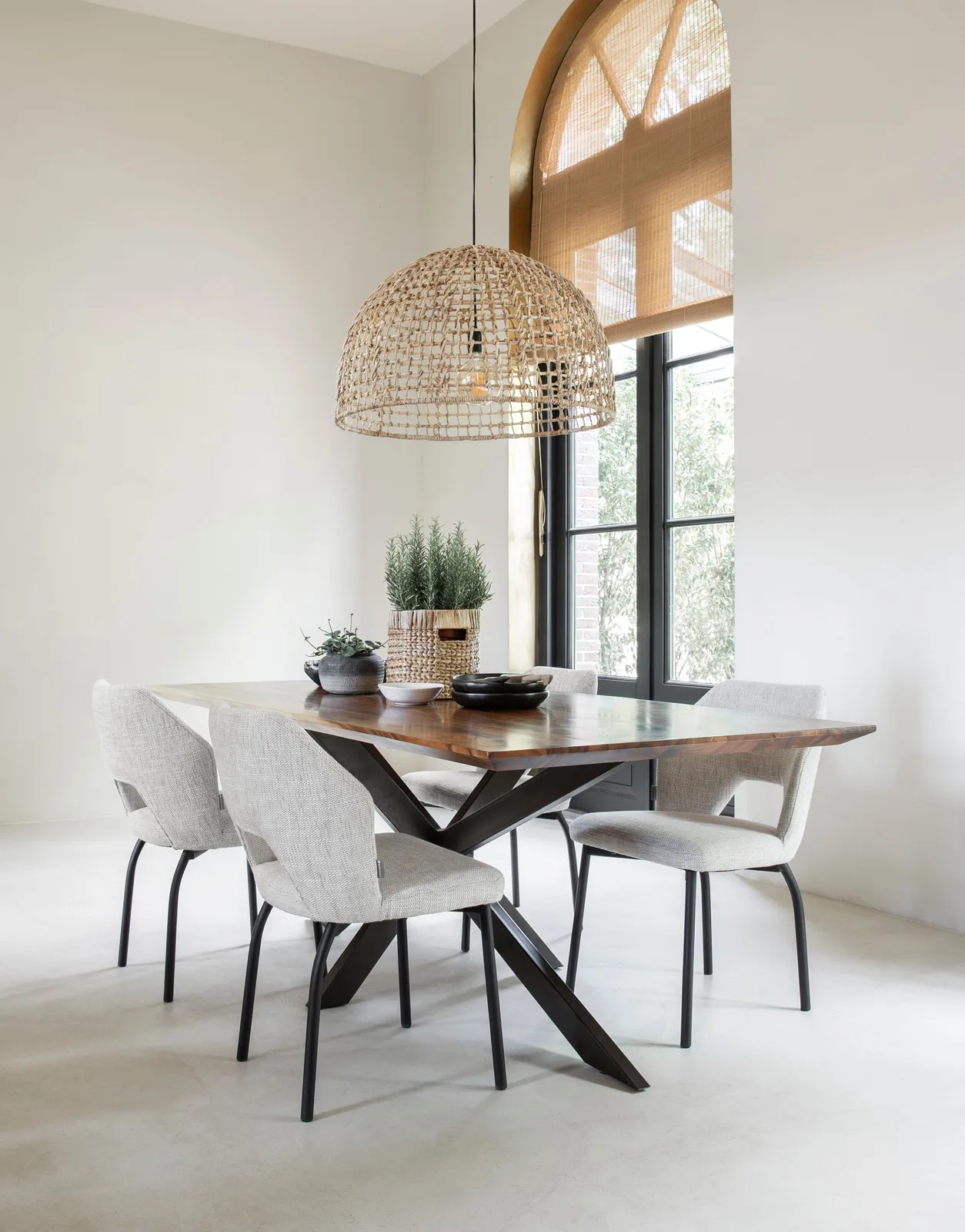 Hanglamp La Savina in een lichte eetkamer boven een houten eettafel met vier stoelen - MUST Living