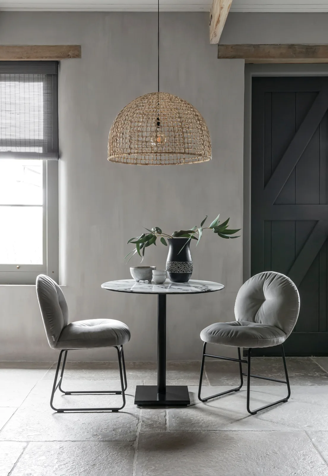 Hanglamp La Savina boven een ronde tafel met twee stoelen in een kamer met een raam en een deur - MUST Living