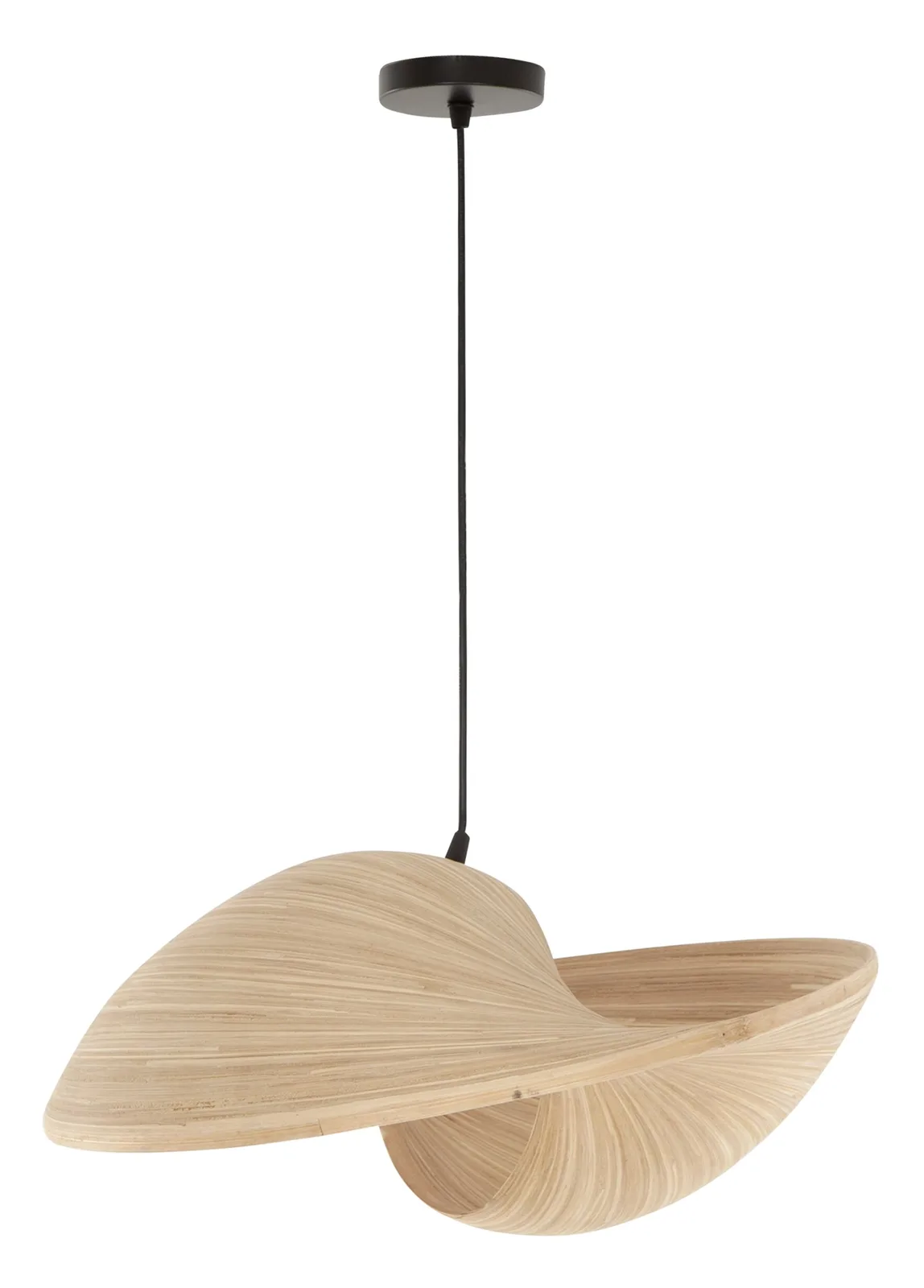 Hanglamp Malakka van MUST Living, een lichte houten lamp met een gedraaide kap, hangend aan een zwart snoer tegen een witte achtergrond