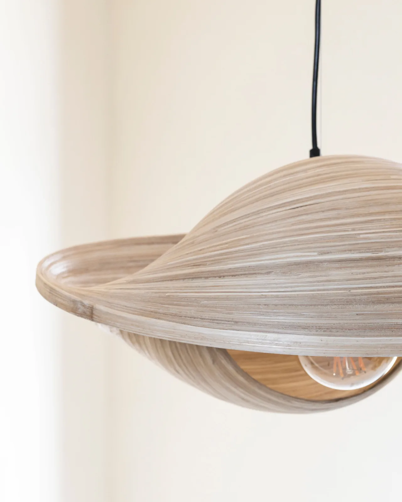 Close-up van de Hanglamp Malakka, met de gloeilamp zichtbaar onder de houten kap - MUST Living