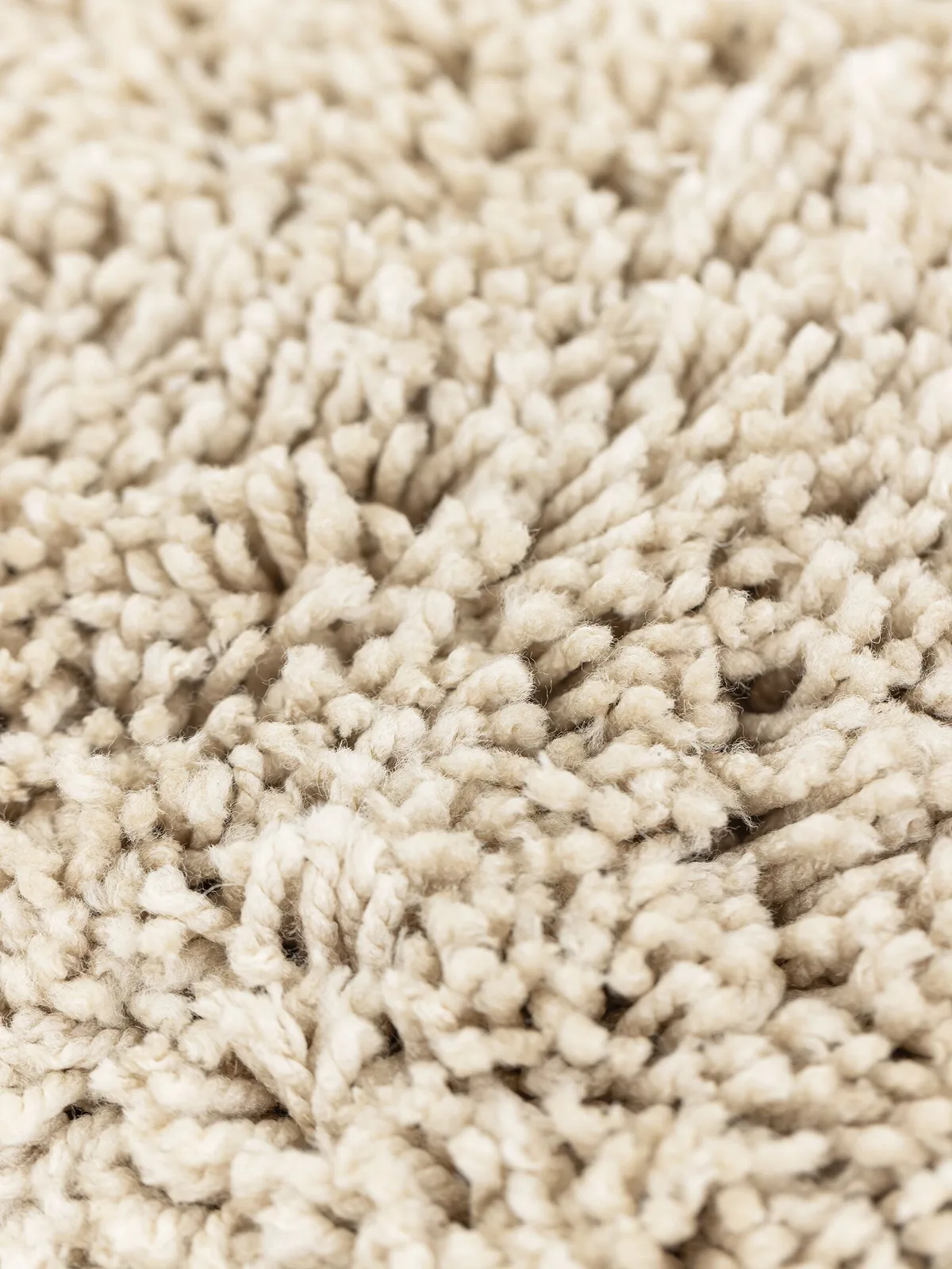 Nahaufnahme der Textur des Pouf Celeste, mit den Schlaufen des Stoffes deutlich sichtbar - MUST Living