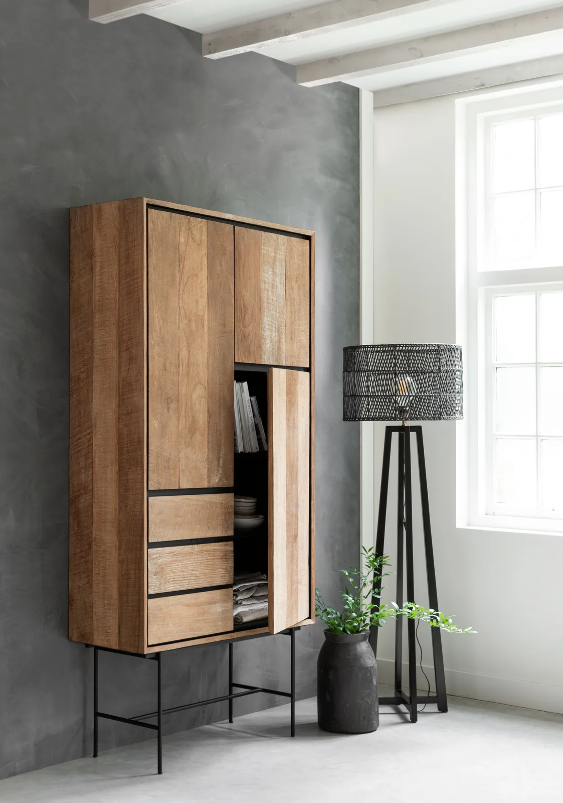 Hoge Kast Metropole in een moderne woonkamer met grijze muur en een zwarte vloerlamp - DTP Home