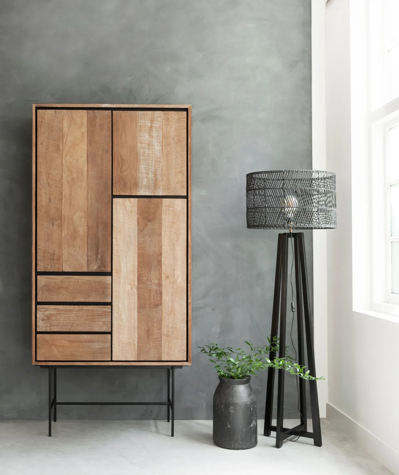 Hoher Schrank Metropole in einer Studio-Umgebung mit einer grauen Wand und einer Stehlampe - DTP Home