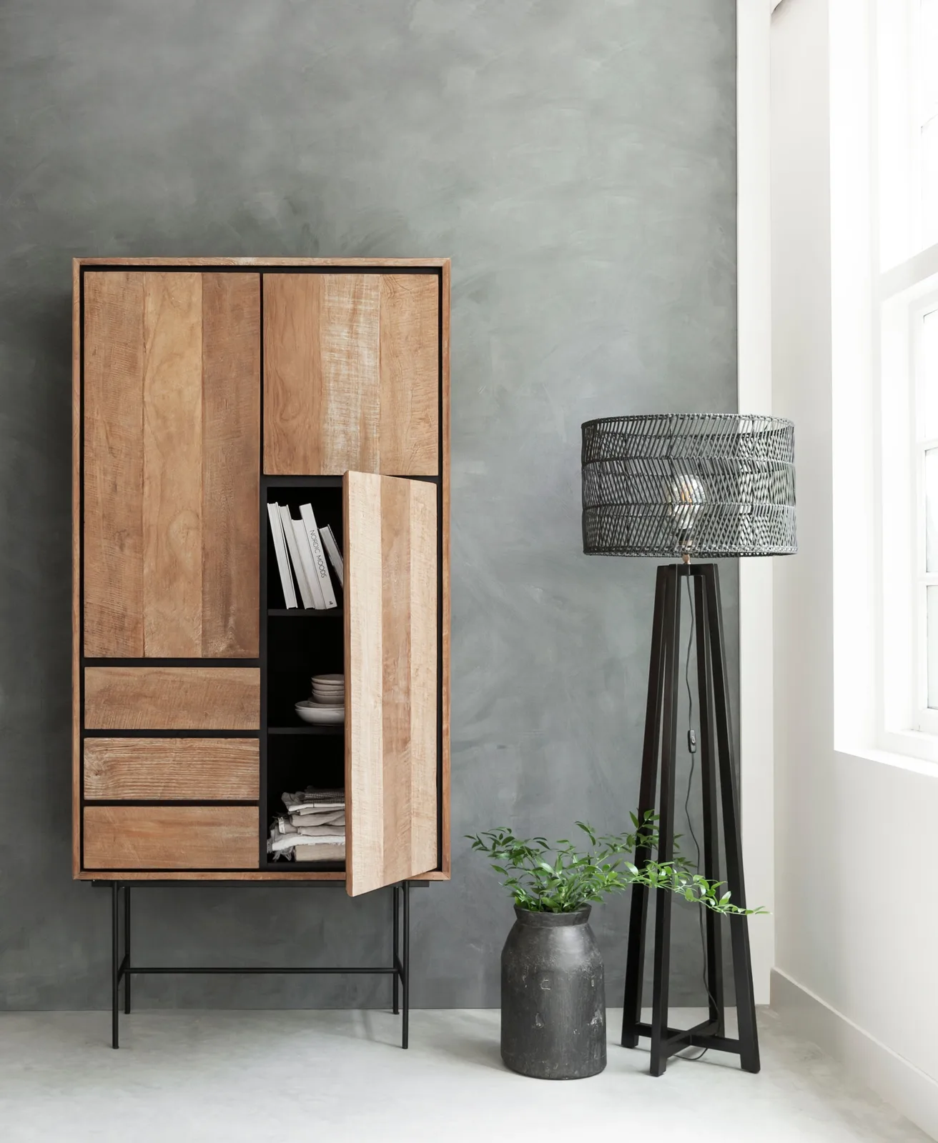 Hoher Schrank Metropole in einem Studio mit grauer Wand und einer offenen Tür mit Büchern und Geschirr - DTP Home