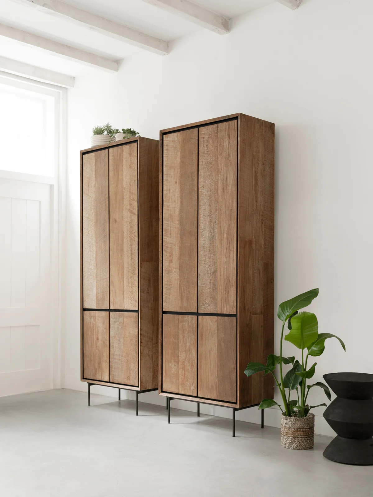 Twee hoge Metropole kasten in een lichte studio met een plant en een bijzettafel - DTP Home