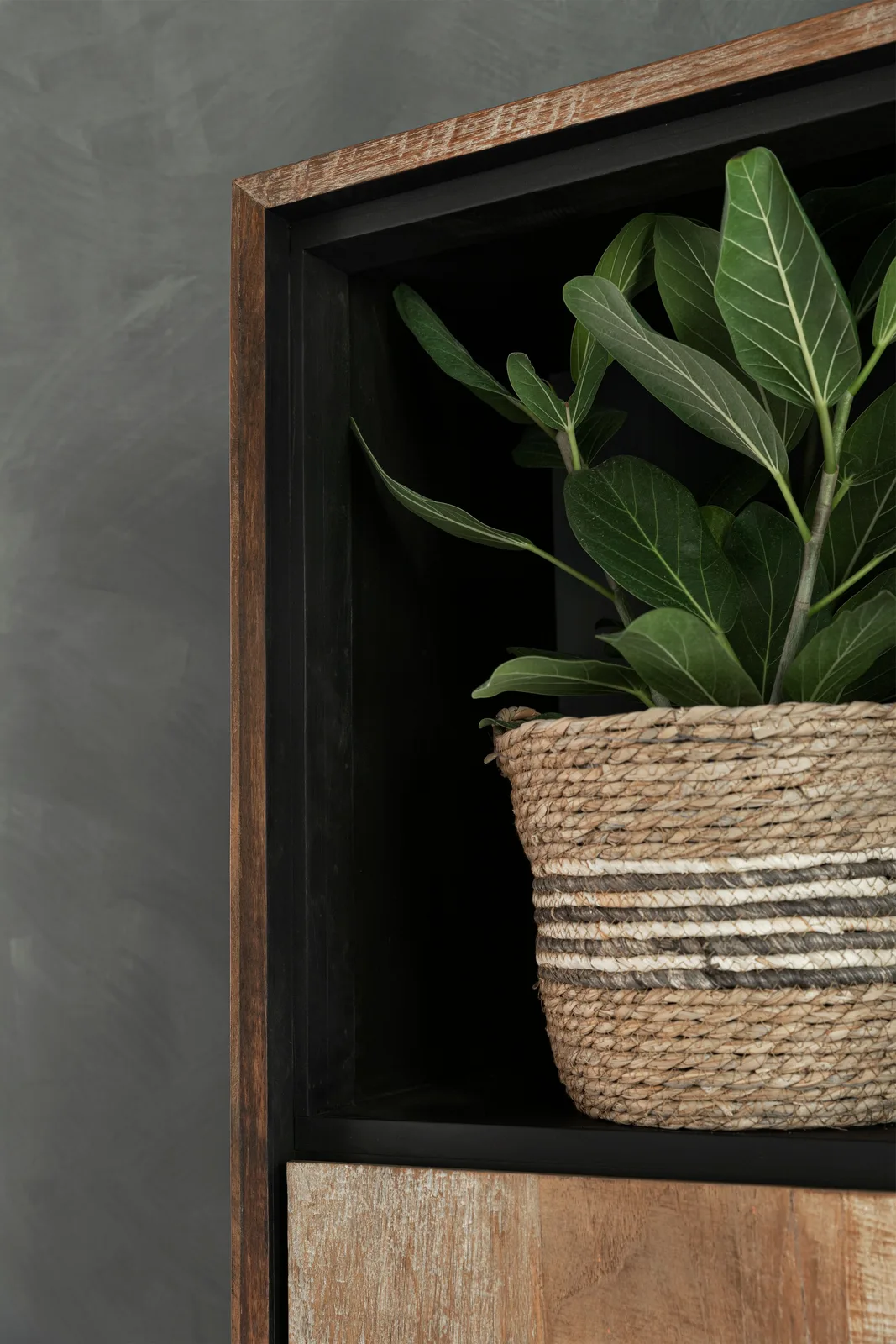 Detail van Boekenkast Metropole hoog met een plant in een rieten mand in een open vak - DTP Home