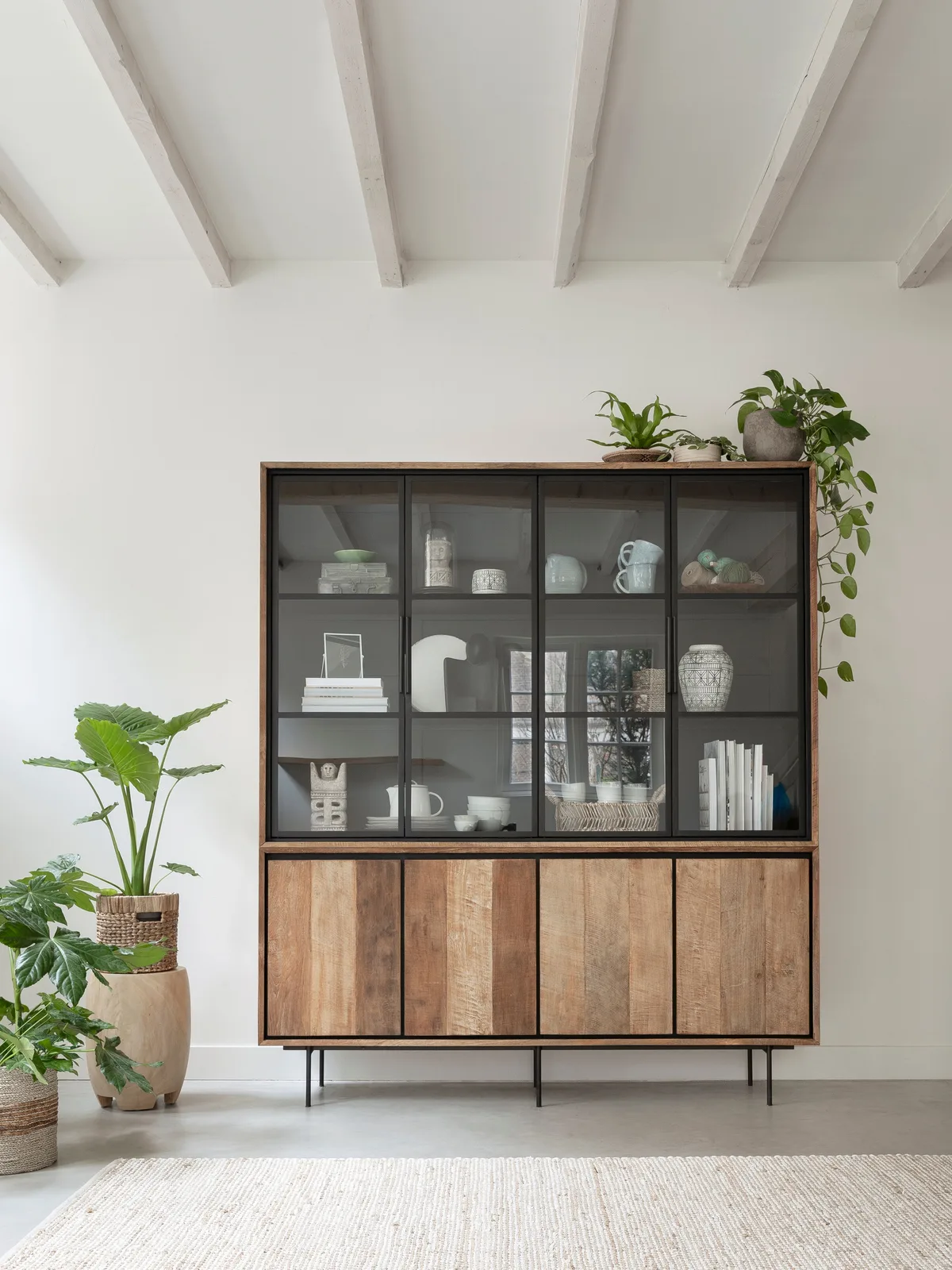 Vitrinekast Metropole in een lichte woonkamer met planten en een vloerkleed - DTP Home