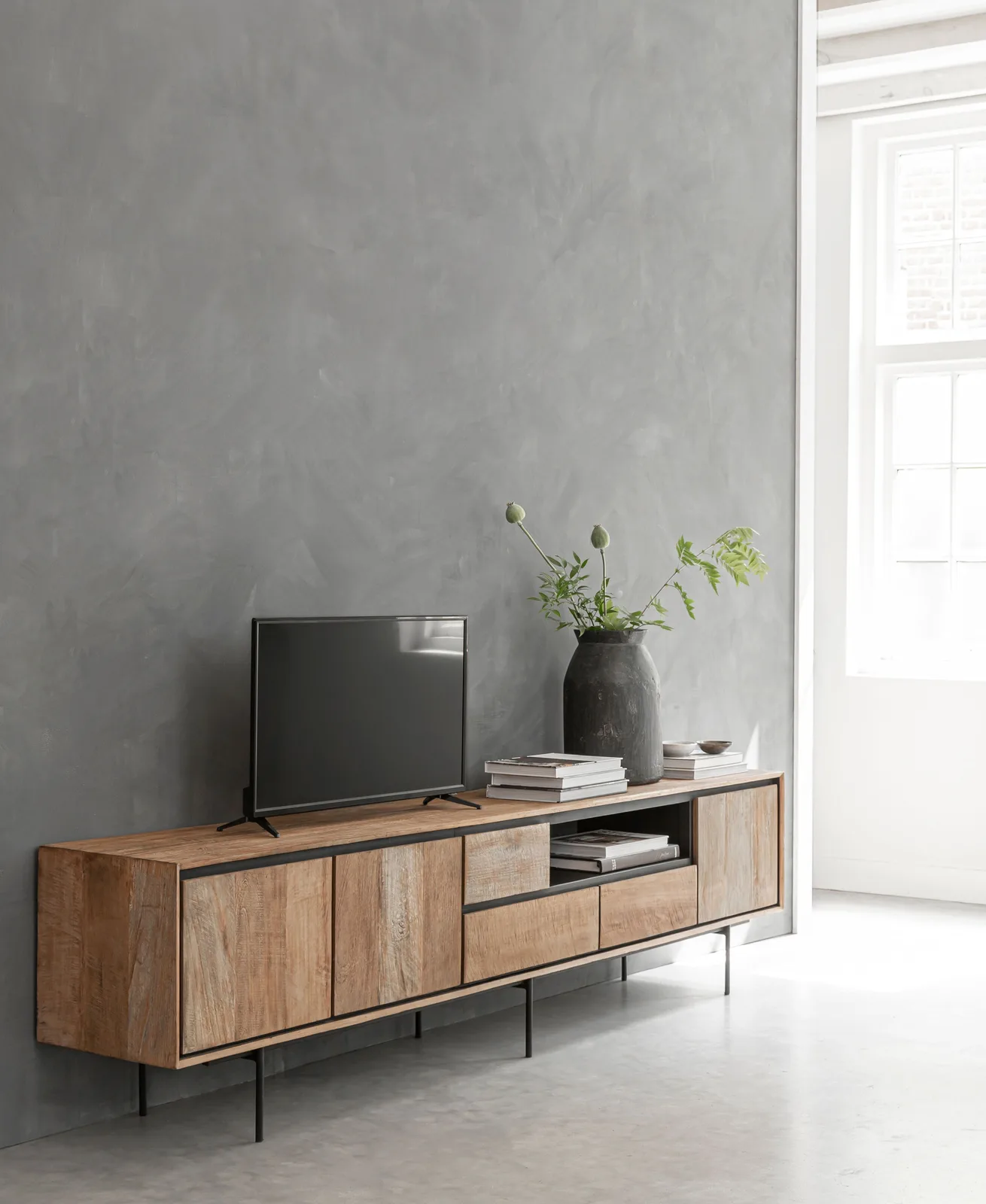 Tv-meubel Metropole XL in een moderne woonkamer met een tv en decoratieve vaas - DTP Home