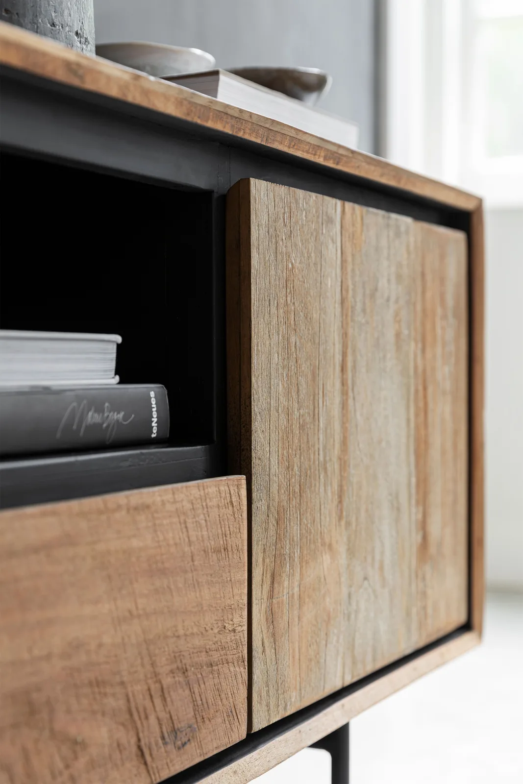Close-up van het DTP Home tv-meubel Metropole XL met een open vak en een schuifdeur van hout