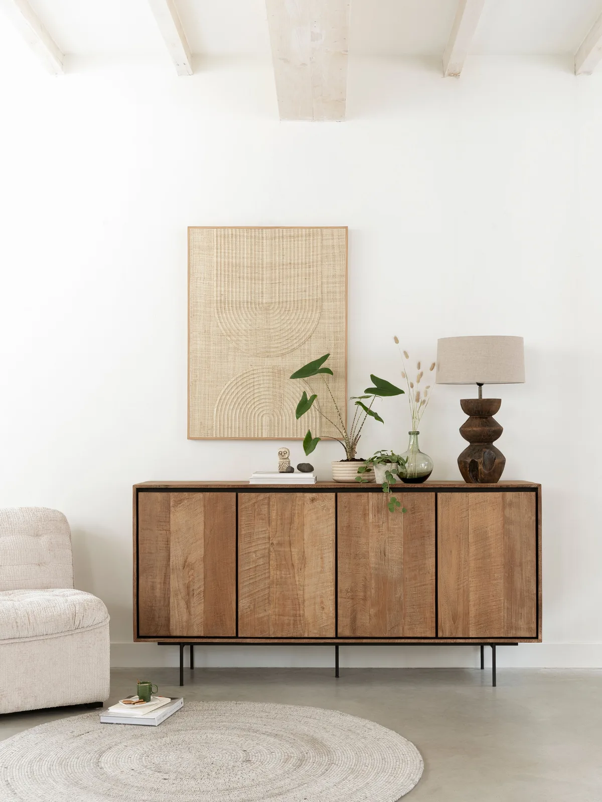 Dressoir Metropole in een lichte woonkamer met planten, een lamp en een rond vloerkleed - DTP Home