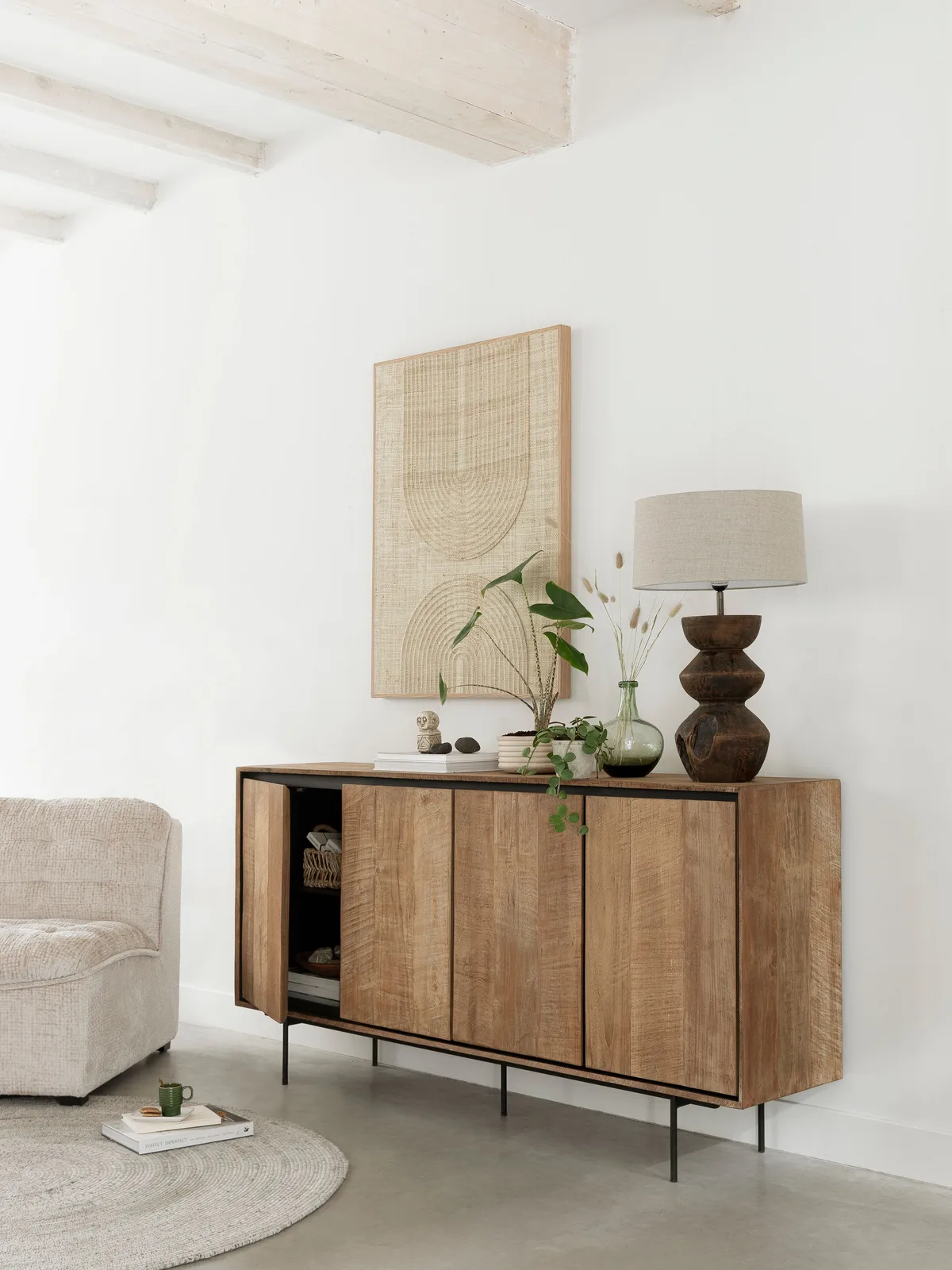 Dressoir Metropole in een lichte woonkamer met planten, een lamp en een bank - DTP Home