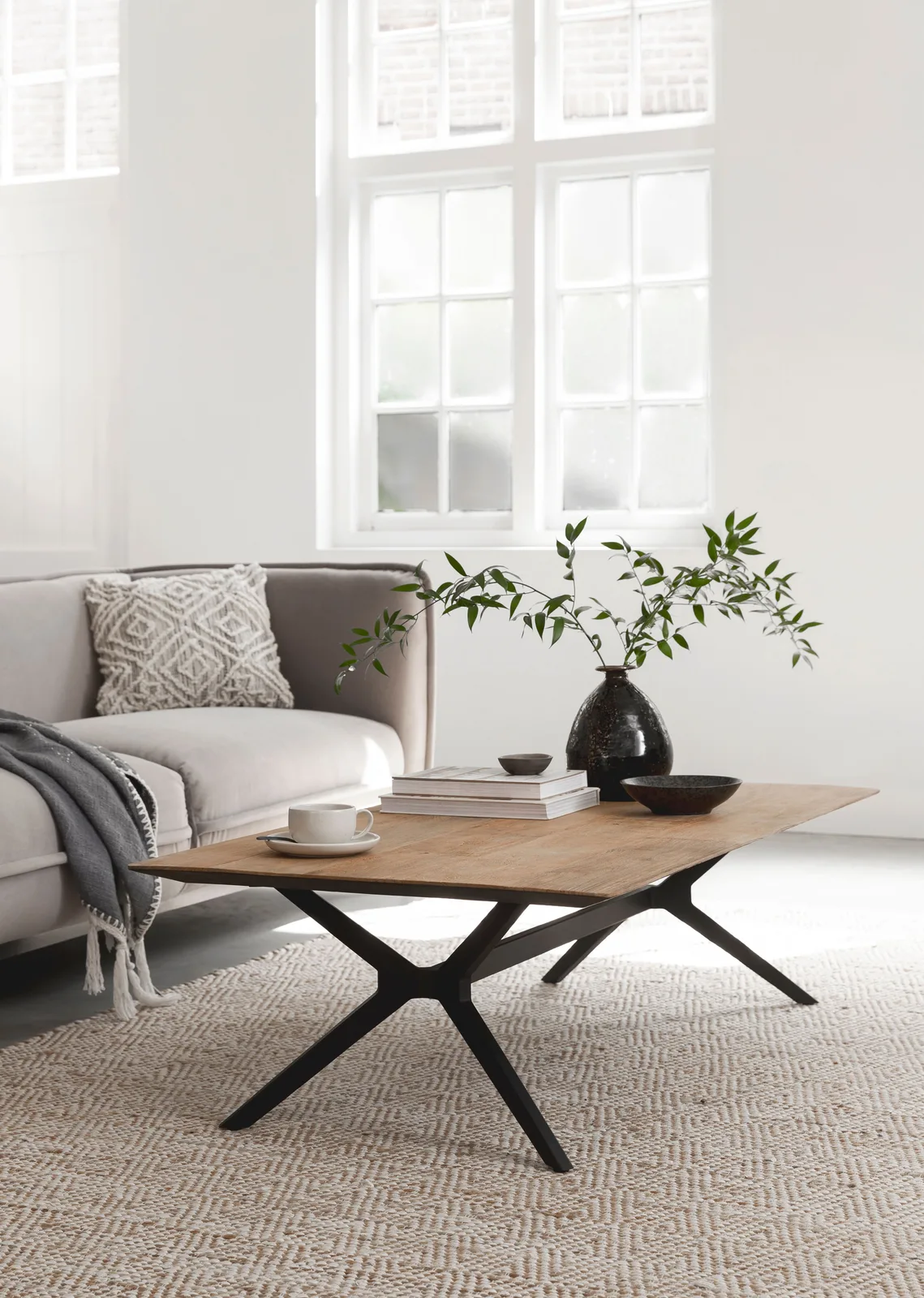 Salontafel Metropole in een lichte woonkamer met een bank, vloerkleed en decoratie - DTP Home