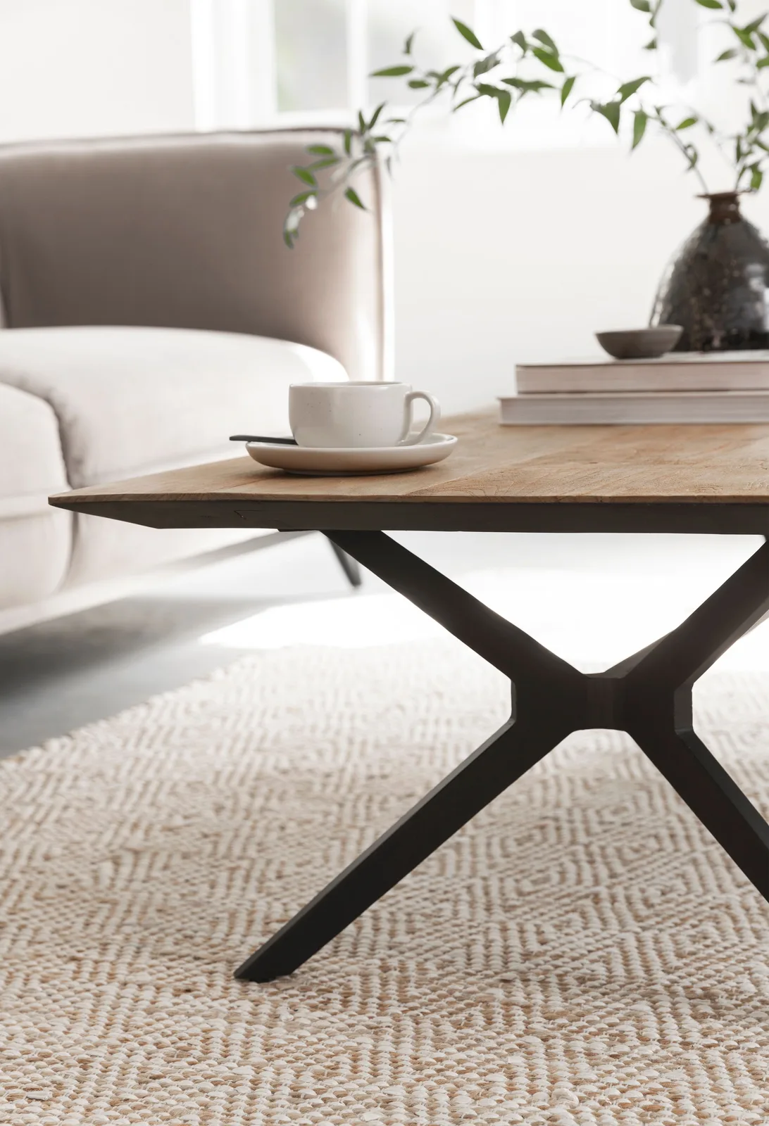 Salontafel Metropole rond in een lichte woonkamer, met een kopje koffie en boeken op het blad - DTP Home