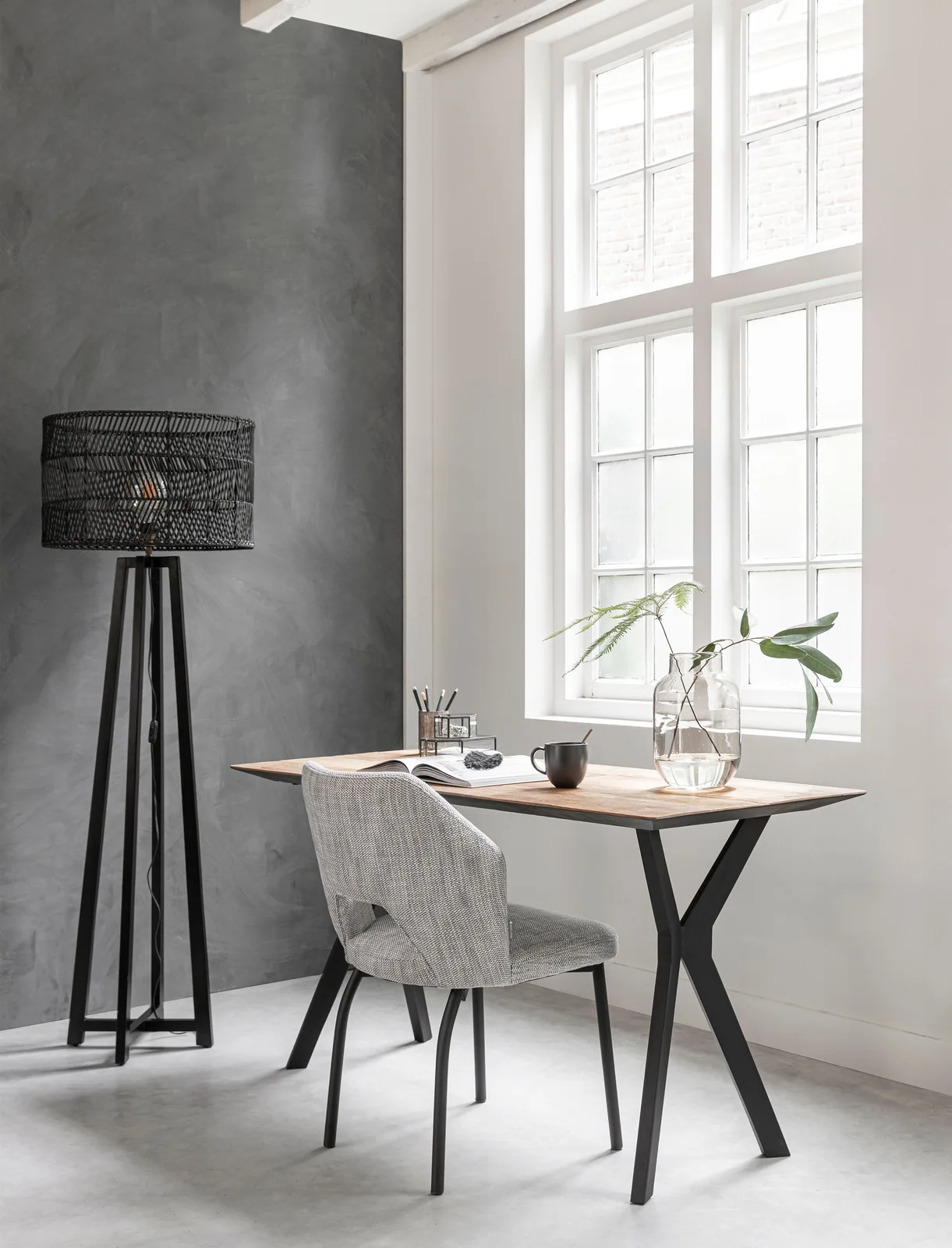 Bureau Metropole in een lichte studeerkamer met een donkergrijze muur en een groot raam - DTP Home