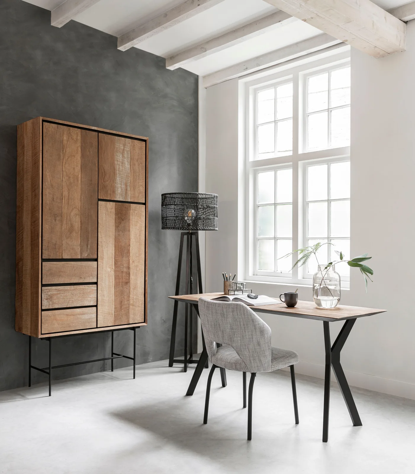 Bureau Metropole in een moderne kantoorruimte met houten kast en vloerlamp - DTP Home