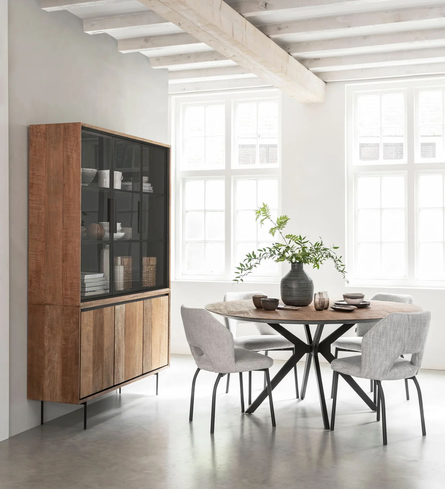Esstisch Metropole mit vier Stühlen in einem hellen Esszimmer mit Holzschrank und großen Fenstern - DTP Home