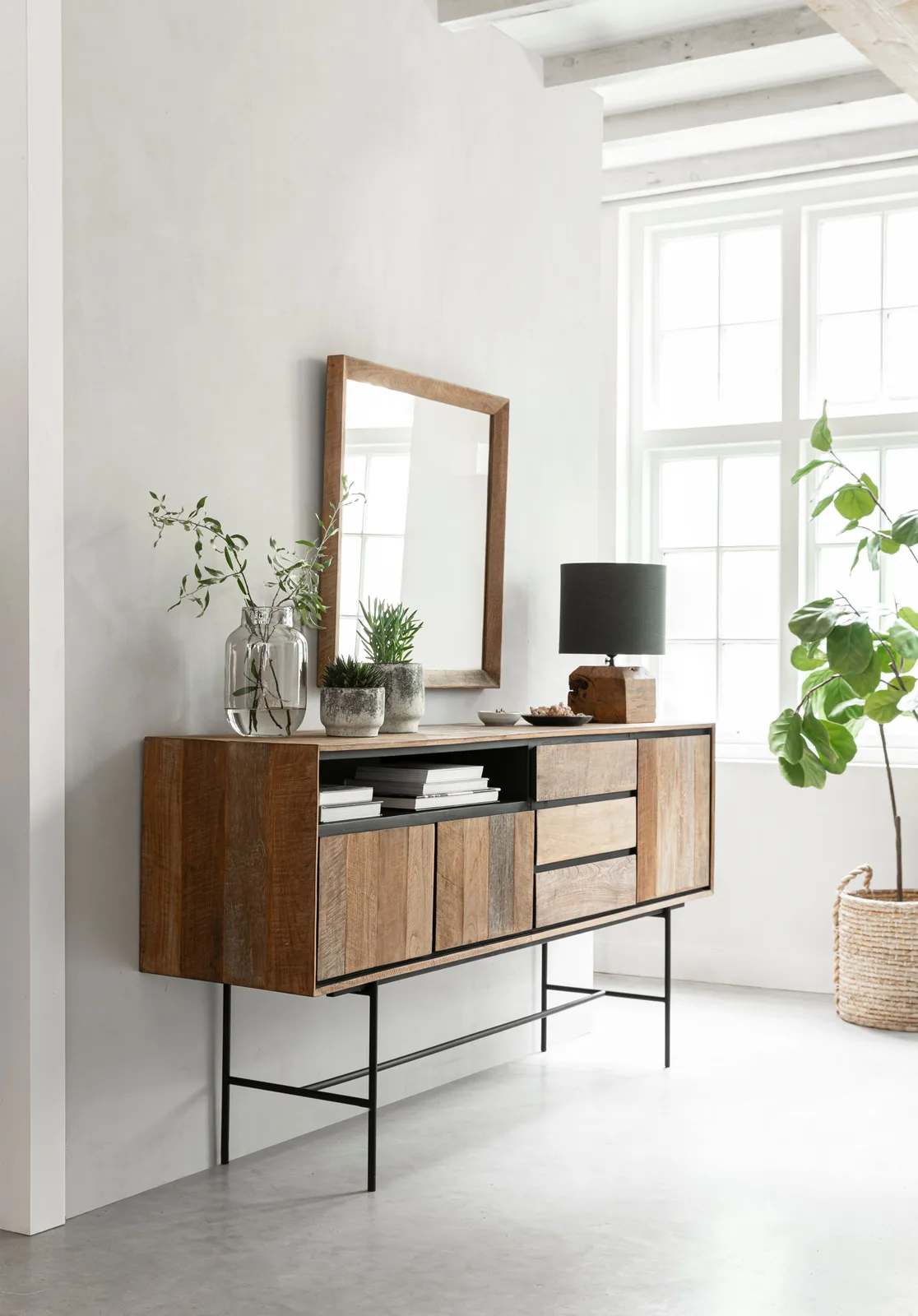 Spiegel Metropole rechthoekig leunt tegen een witte muur boven een houten dressoir in een lichte kamer - DTP Home