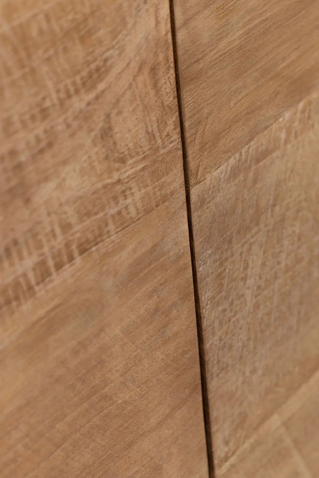 Nahaufnahme der Holzbretter des kleinen Tv-Möbel Nova, mit einer vertikalen Naht - DTP Home