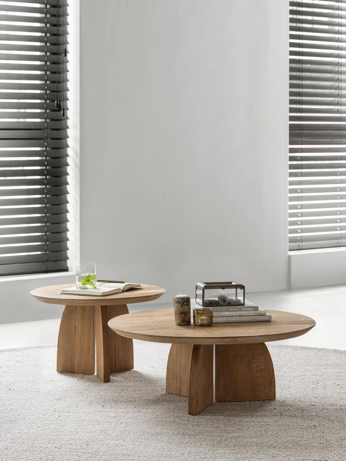 Twee Salontafels Nova van DTP Home in een lichte woonkamer met een vloerkleed en jaloezieën