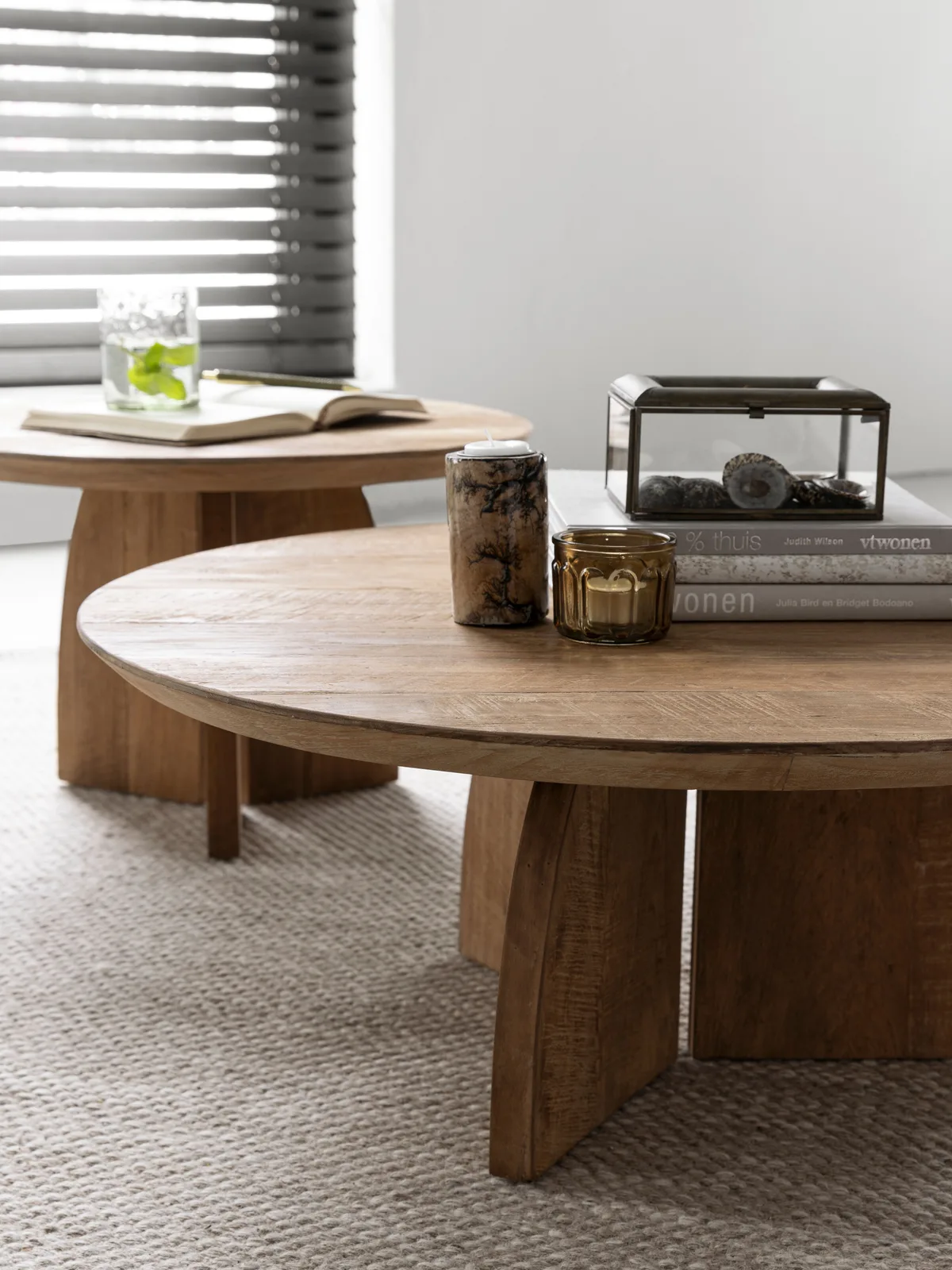 Salontafel Nova in een lichte woonkamer met twee tafels, een glas water en boeken - DTP Home