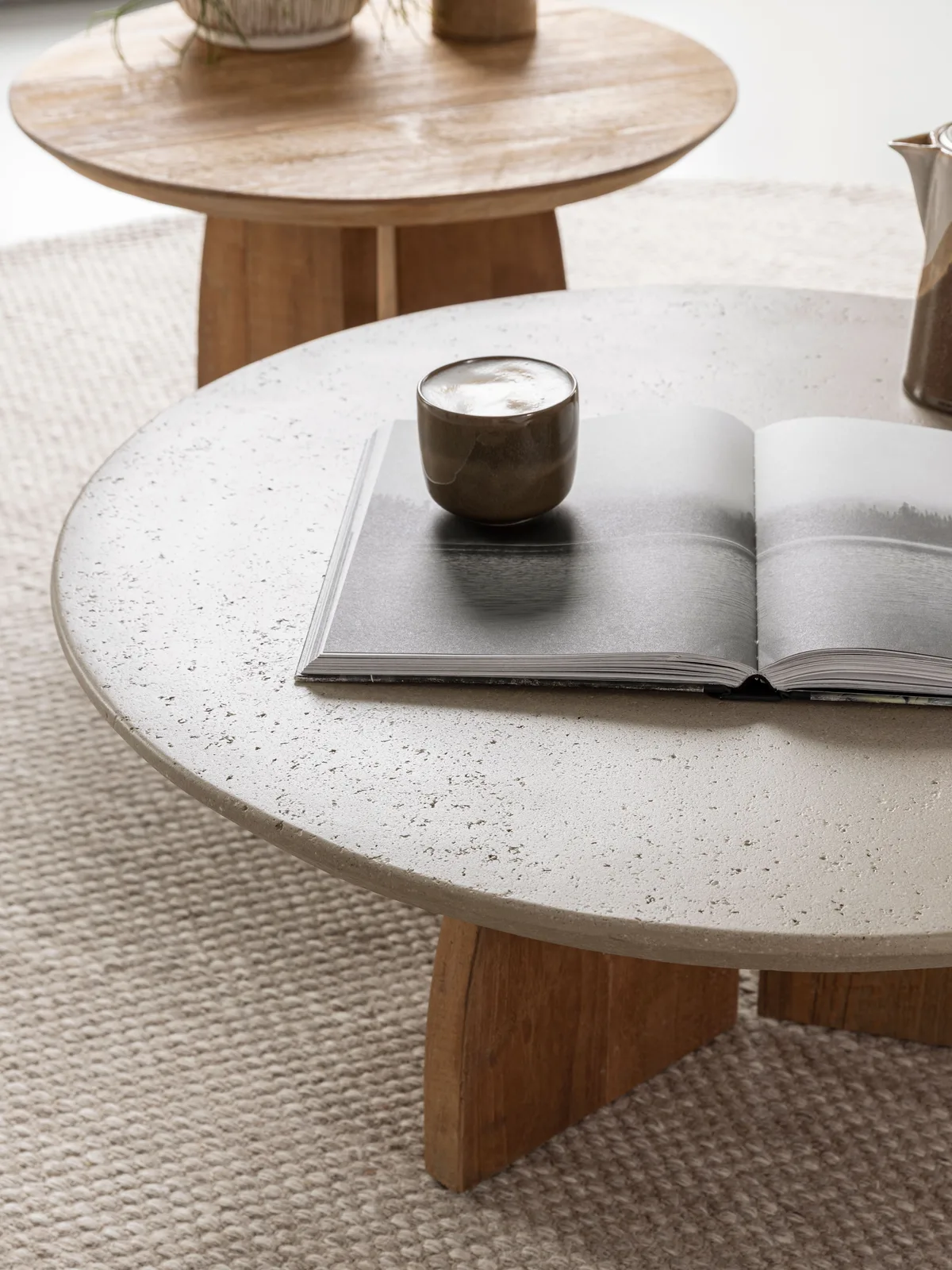 Couchtisch Nova von DTP Home, mit einem offenen Buch und einer Tasse darauf, von der Seite gesehen